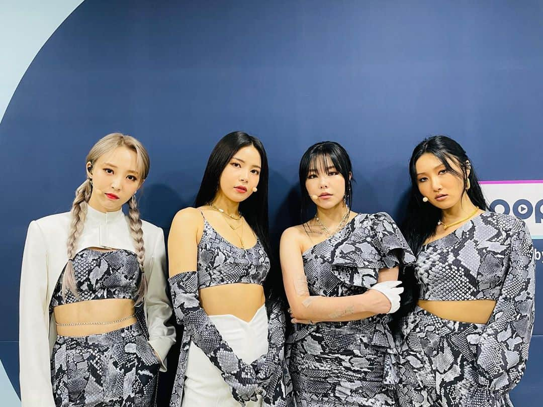 Mamamooさんのインスタグラム写真 - (MamamooInstagram)「. [#마마무] - 우리 무무 여러분 오늘도 'AYA' 무대에 푹 빠질 준비되셨나요?👀 잠시 후 3시 50분, SBS 인기가요에서 만나요💙 - #MAMAMOO #TRAVEL #AYA」11月8日 14時45分 - mamamoo_official