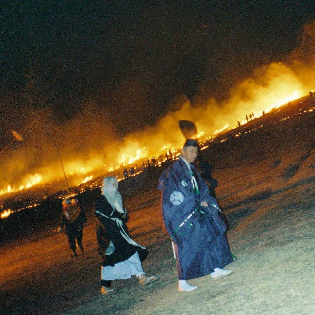 東京DANDYのインスタグラム：「Many winters ago... priests lighting a ceremonial fire on the slopes of Mount Wakakusa, Nara Prefecture」