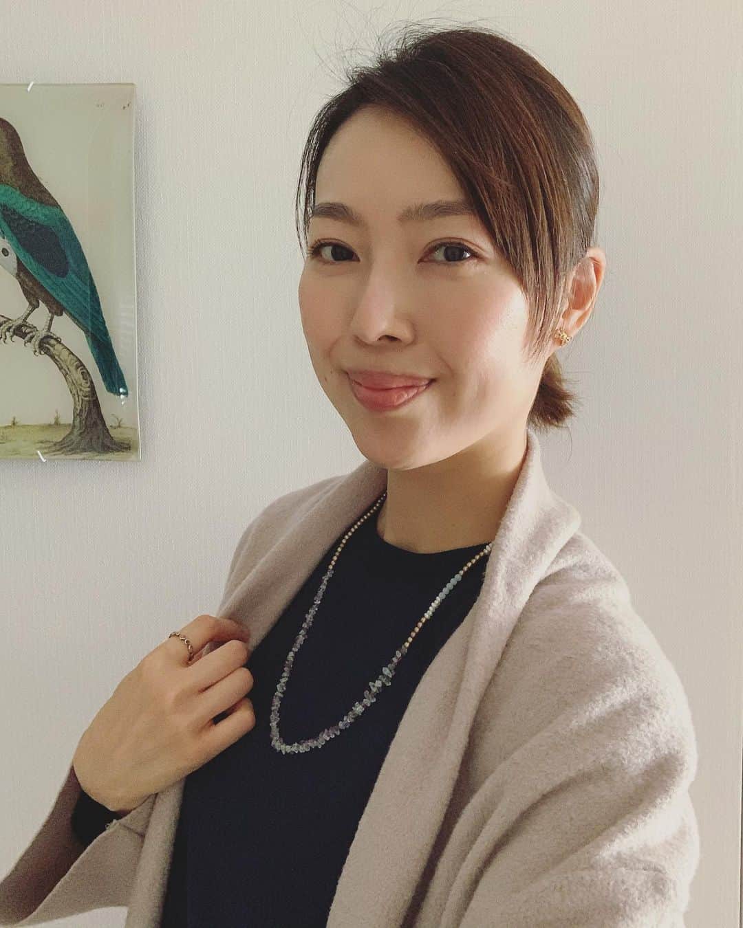 のインスタグラム：「できたてホヤホヤの息子の新作ネックレス💫 ・ 今日はこれで出かけてみます😁 ・ 姉が昔凝っていた時の天然石ビーズを貰ってきたので作ってくれたから、わりとずっしり😳 ・ ・ #息子の手作りプレゼント #手作りアクセサリー #粮理家 #ウェルネスフードスタイリスト #松見早枝子」