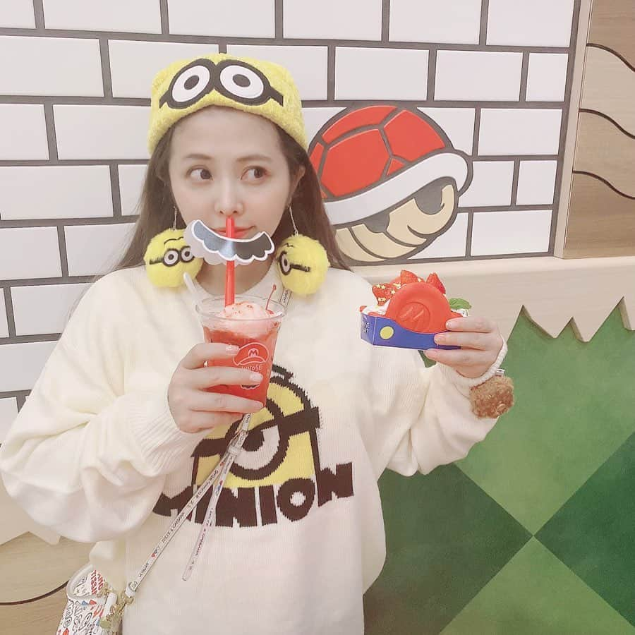 湯本美咲のインスタグラム：「﻿ 【🐻Universal Studio Japan🍌】﻿ ﻿ 先日オープンしたばかりのマリオカフェへ﻿ 子供の時から大好きだったスーパーファミコンが懐かしい…🧸☁️笑っ💛﻿ ﻿ コロナの影響もあり店内飲食はngでしたが﻿ 写真撮影はOKなので是非みなさんも可愛い写真沢山撮ってみてください🙆‍♀️💕💕﻿ ﻿  ﻿ ﻿ #ティム#ティムコーデ#ミニオン#ミニオンコーデ#ミニオングッズ #マリオカフェ#usj#universalstudiosjapan#ユニバーサルスタジオジャパン#ディズニーランド#ディズニーシー#遊園地#きょコ#今日のコーデ#コーデ#大阪旅行#大阪カフェ#タビジョ#女子旅#旅行好きな人と繋がりたい#ユニバ#ユニバハロウィン#ユニバ好きと繋がりたい#ハロウィンコスプレ#ハロウィン仮装#コスプレ#コスプレイヤー」