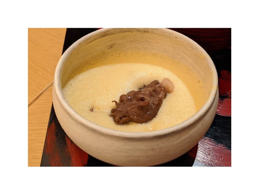 のインスタグラム：「Dive in foam😋 すき焼きがふわふわの泡に包まれて、見た目も美味しそう。 #sukiyaki #japanesedericiousfood  #sodericous #lovesukiyaki  #すき焼き は #やっぱり関西風が好き #断トツで美味しい  #お肉を焼いて #ザラメ をかけて #お醤油で #お味付け  #美味しいもの日記」