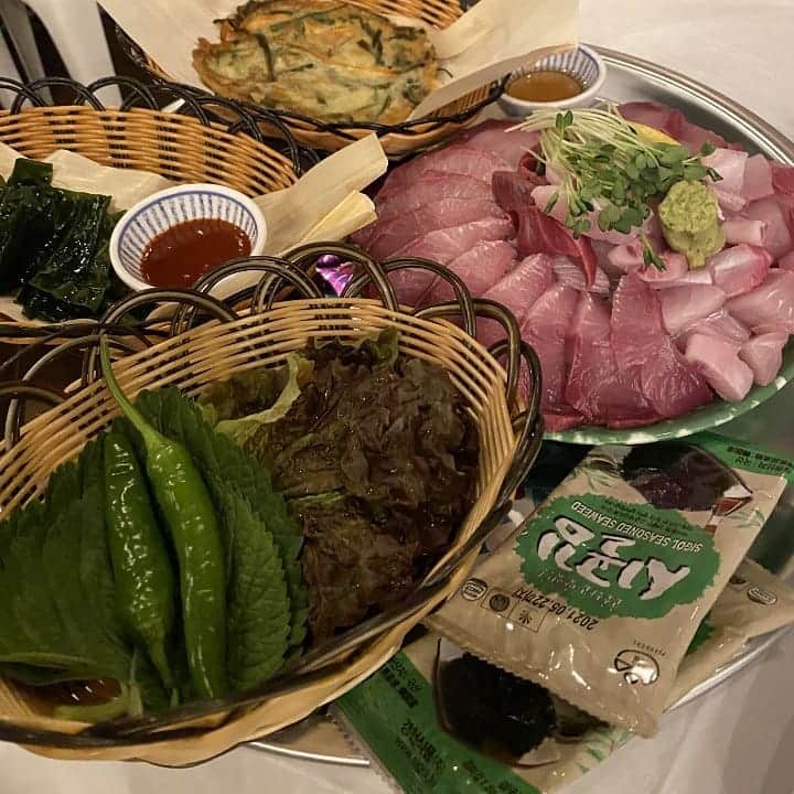 ソン・スンヒョンのインスタグラム：「부대에 있는 친구한테 회 사진을... 그것도 방어를....후..🥲」