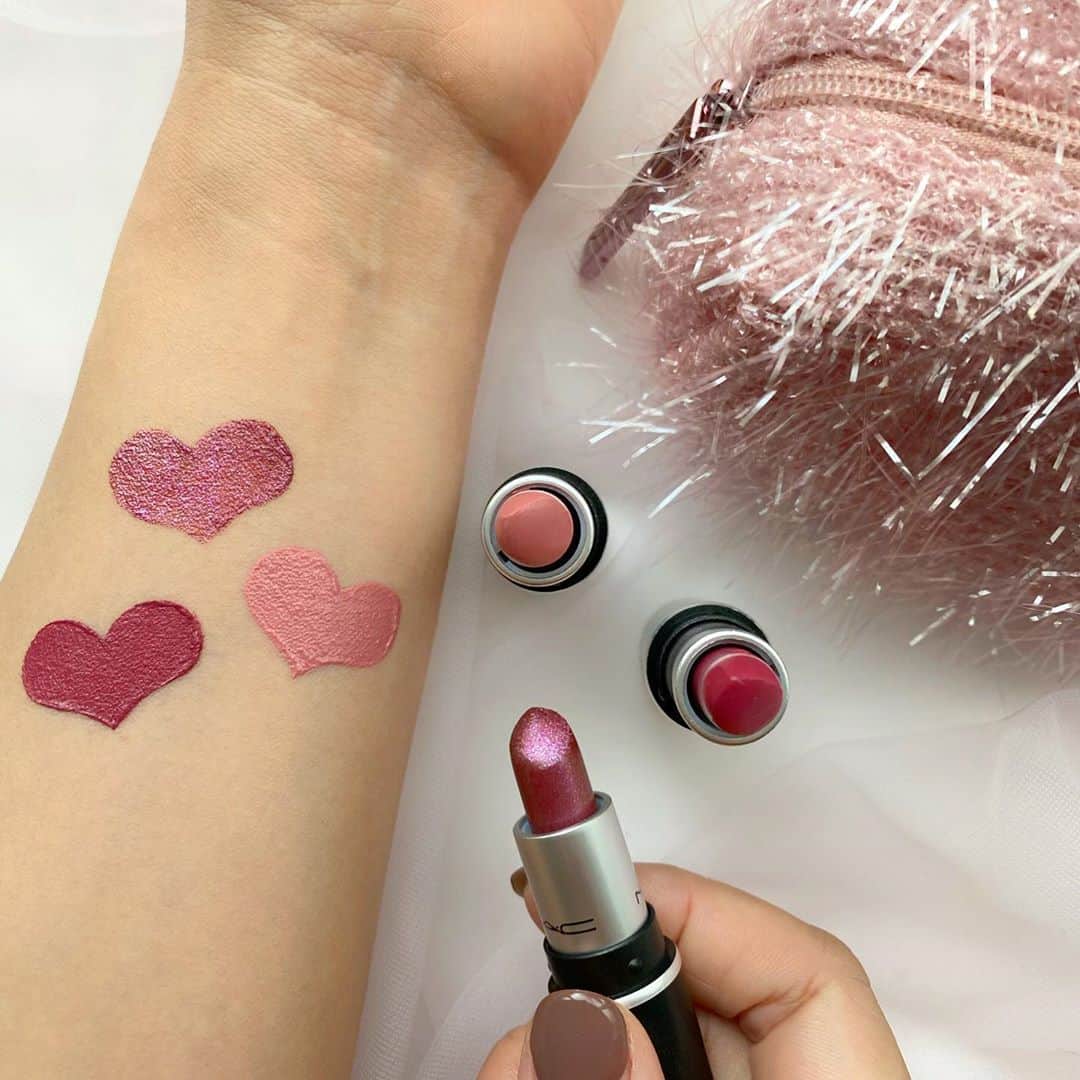 M∙A∙C Cosmetics Japanのインスタグラム：「可愛らしいピンクから大人っぽいモーヴトーンが入ったピンクと、デイリー使いしやすいベージュやクラシック・モードに仕上がるレッド、2種類の限定カラーのミニリップキット💄✨ ㅤ  ファイヤーワークト ライク ア チャーム ミニ リップスティック キット: ピンク／レッド (税込5,500円) *11/13(金) 全国発売  ㅤ #MACFrostedFirework #MACクリスマスコフレ2020#MACHoliday #MACCosmeticsJapan #MACCosmetics #MAC #MACコスメ #マックコスメ #メイクプロセス#トレンドメイク#秋メイク#冬メイク#クリスマスコフレ2020#クリスマスコフレ#限定品#限定コスメ#限定#MACリップ#リップ#リップメイク#リップスティック#リップグロス#リップケア#ボリューム#ぷっくり#リップマニア#マットリップ」