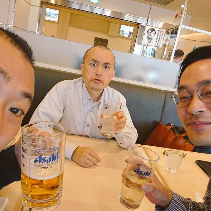 桂宮治さんのインスタグラム写真 - (桂宮治Instagram)「長崎空港に11時に到着していたそうば兄と合流～💕  16時10分発の飛行機✈️まで、食品サンプルを持ってます(笑)」11月8日 14時58分 - miyajikatura