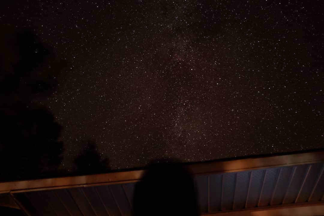 ソフィー・シュミットのインスタグラム：「Star gazing. The strange dark fuzzy blob in that first photo is me. It's cold out ❄️ but couldn't pass up on the opportunity to take in the  megestical wonder of the observable universe. If I'm being honest my camera was able to pick up so many more stars than my eyes could see. Even captured a galaxy!!! Can you find it? Photo 4. Do you know it's name?! This is just what I needed after this past week. . Happy Friday everyone and take some time to get outside! Be kind. To yourself and others.」