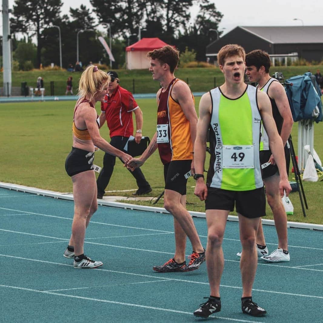 アンジェラ・ペティさんのインスタグラム写真 - (アンジェラ・ペティInstagram)「Last track race for a while! Not a flash time, but good fun chasing the guys! 💪🏃‍♂️🏃‍♀️#800m #memories  📷 @jordynblake_  @rhys__cobdencox」11月8日 15時00分 - angie_run800m