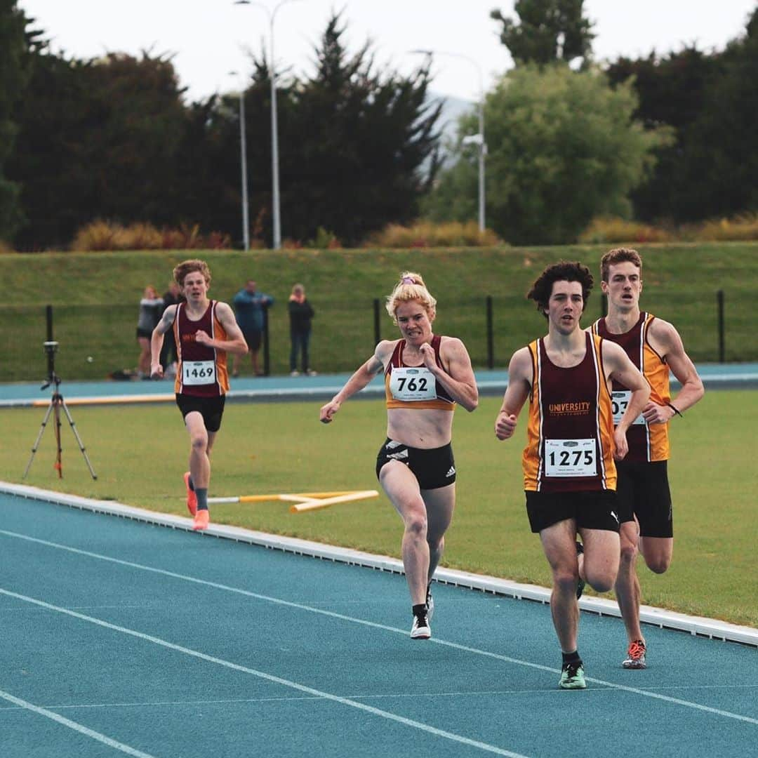 アンジェラ・ペティさんのインスタグラム写真 - (アンジェラ・ペティInstagram)「Last track race for a while! Not a flash time, but good fun chasing the guys! 💪🏃‍♂️🏃‍♀️#800m #memories  📷 @jordynblake_  @rhys__cobdencox」11月8日 15時00分 - angie_run800m