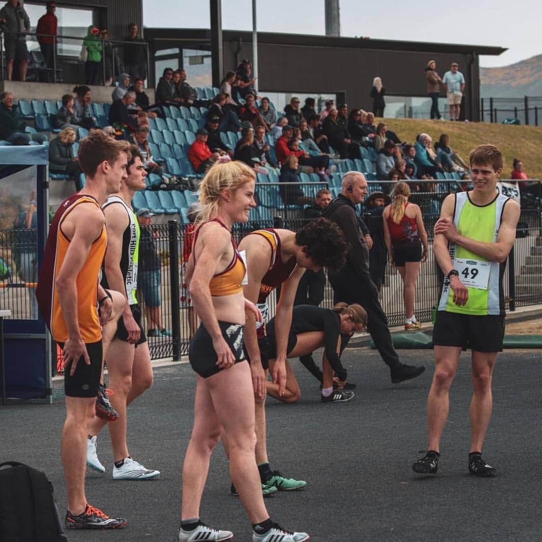 アンジェラ・ペティのインスタグラム：「Last track race for a while! Not a flash time, but good fun chasing the guys! 💪🏃‍♂️🏃‍♀️#800m #memories  📷 @jordynblake_  @rhys__cobdencox」