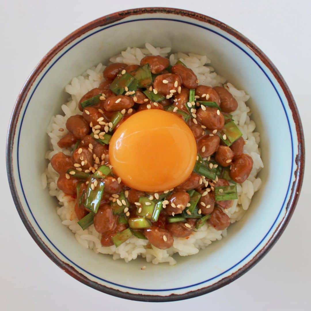 小鳥遊しほさんのインスタグラム写真 - (小鳥遊しほInstagram)「最近ブームの納豆ちょい足しレシピ！こってり中華風🇨🇳納豆に、刻んだニラとこの👇調味料inして黄身onすれば完璧。白ごま振ったらなお良し。  ・添付のタレ ・ごま油 小さじ1/2 ・コチュジャン 小さじ1/4 ・豆板醤 小さじ1/4  納豆とたまご食べてれば一生健康でいられそうな気がする🤡 そして私は激辛がすきでココに一味をぶっかけて食べるのであった笑  #小鳥飯 #じぶんごはん #簡単レシピ #納豆 #納豆アレンジ  #納豆ごはん  ちなみにこれは書籍に掲載されてるレシピ👼✨「じぶんごはん」もよろしくねん！📕」11月8日 15時01分 - shihotakanashi