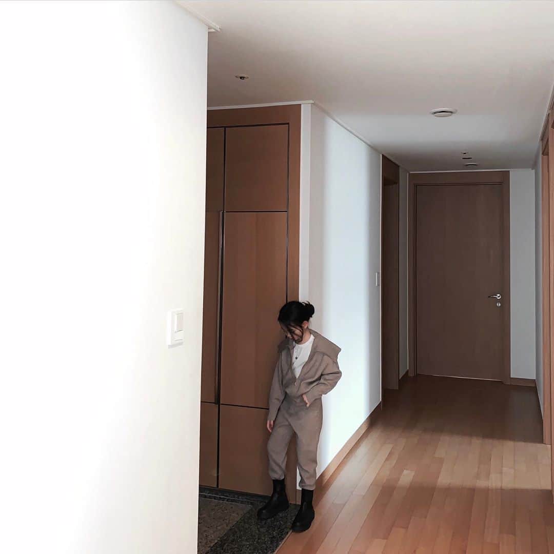 ジヒョンさんのインスタグラム写真 - (ジヒョンInstagram)「- 결이가 고른 옷이랑 부츠 ㅋㅋ 🤍 귀엽넹 🐰」11月8日 15時04分 - k_ji_h