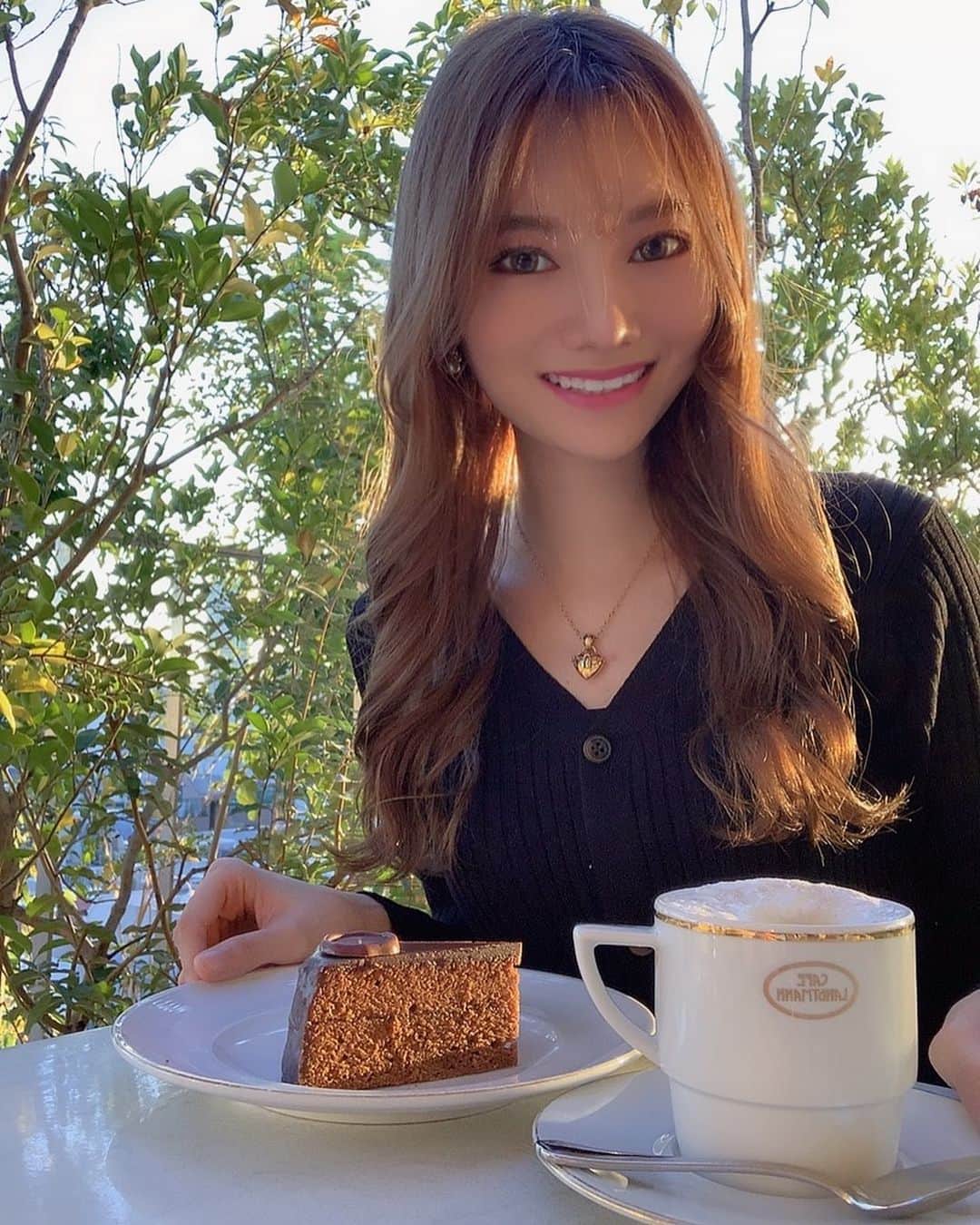 金子実加のインスタグラム：「前髪ピョロン🤔笑 1枚目と2枚目自撮りか他撮りかの違い🥺 個人的に選べなかったからどちらも載せた😃 . . . . . . . . . . . #cafelandtmann #landtmann #おしゃれカフェ　#かわいいカフェ　#カフェ #カフェ巡り　#おしゃれカフェ東京 #ザッハトルテ　#チョコレートソムリエ　#チョコレート　#🍫 #コーヒー　#カフェラテ　#ウィンナーコーヒー #ウィーン　#自撮り　#他撮り」
