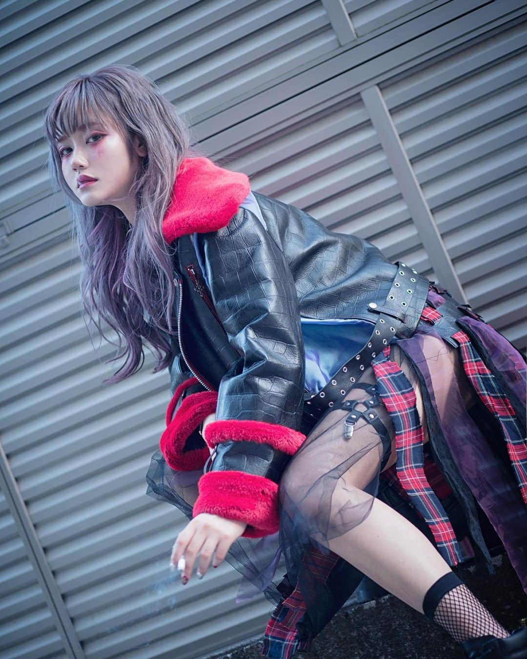 赤羽律のインスタグラム：「・ ・ ・  #fashiondesign #fashion #tokyo #japan #tokyofashion #model #red #black #checkers #fur #leather #wethair #cigarette #culture #ファッション #東京 #日本 #タバコ #モデル #ウェットヘア #cosplayer #コスプレイヤー」