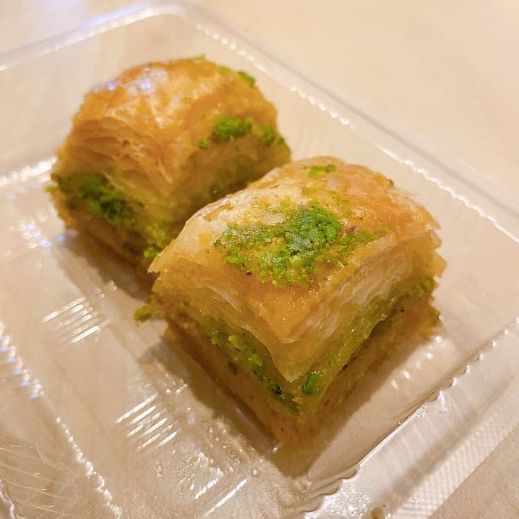 相沢あいのインスタグラム：「baklava çok tatlı.  Kahve lütfen!トルコのバクラヴァ（シロップ漬けパイ）、目が覚めるほど甘くてコーヒー必須。甘いものはあまり得意じゃないけど、無性に食べたくなる！下北沢のお店行ってみたいし、またトルコに行きたい。 _ #トルコ料理 #トルコスイーツ #スイーツ #デザート #パイ #バクラヴァ #baklava #tatlı #tatlılar #ubereats #ウーバーイーツ」