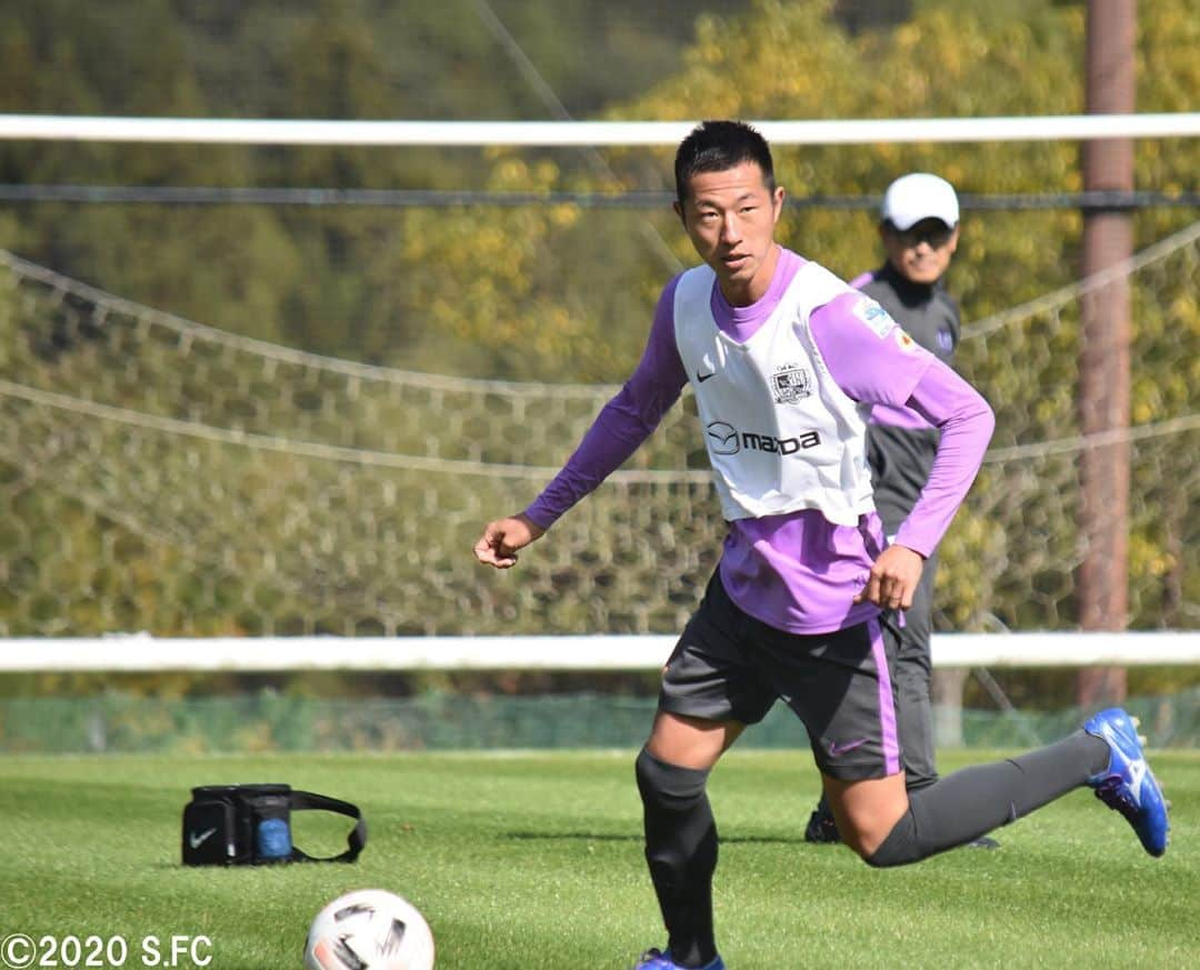 サンフレッチェ広島さんのインスタグラム写真 - (サンフレッチェ広島Instagram)「晴天の中、本日も吉田サッカー公園でトレーニング⚽️ 3日後に迫ったホーム・名古屋グランパス戦に向けて、チーム力を高めています💪💪 #柏好文 選手 #土肥航大 選手 #ドウグラスヴィエイラ 選手 #井林章 選手 #野津田岳人 選手 #清水航平 選手 #sanfrecce #積攻 #広報カメラ」11月8日 15時10分 - sanfrecce.official