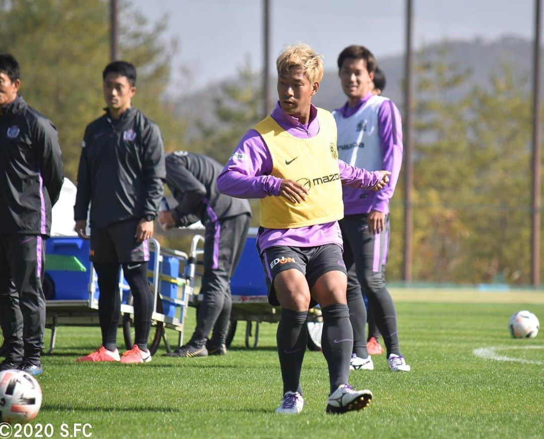 サンフレッチェ広島さんのインスタグラム写真 - (サンフレッチェ広島Instagram)「晴天の中、本日も吉田サッカー公園でトレーニング⚽️ 3日後に迫ったホーム・名古屋グランパス戦に向けて、チーム力を高めています💪💪 #柏好文 選手 #土肥航大 選手 #ドウグラスヴィエイラ 選手 #井林章 選手 #野津田岳人 選手 #清水航平 選手 #sanfrecce #積攻 #広報カメラ」11月8日 15時10分 - sanfrecce.official