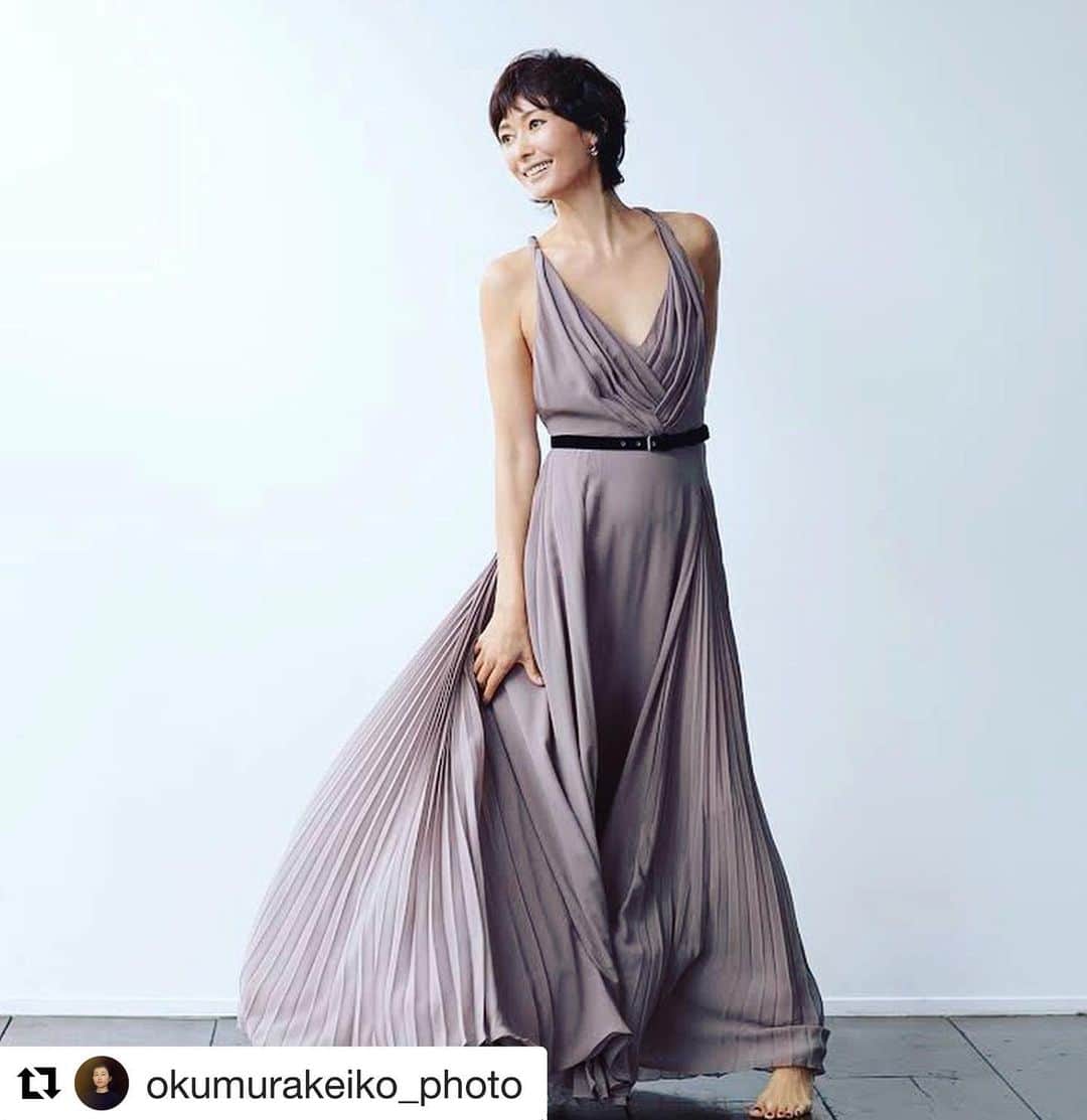 のインスタグラム：「@diorskincare ディオール 新美容液#プレステージマイクロユイルドローズセラムの撮影。肌に透明感必要です 美容トークが沢山飛び交い 勉強になりました🙏 潔く　みずみずしい肌主  @tamarumaki  #皆さまありがとうございました 🙏#奥ちゃんありがとう #Repost @okumurakeiko_photo with @get_repost ・・・ my work_  eclat 12月号  ディオールの新プレミアム美容液、 プレステージ マイクロ ユイル ド ローズ セラム。  田丸麻紀さんのラグジュアリーな佇まいと美しさに 思わず吸い込まれてしまう撮影でした。 メイクの貞江さん @sadaebam からのシャインマスカットをいただきながらの女子力に包まれた楽しい現場でした。」