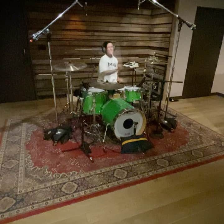 ジョン・フェルドマンのインスタグラム：「Today felt just like heaven. Here’s how I got to end my day that just couldn’t have been any better. I love you @travisbarker. A perfect transition from 6/8 into 4/4. Legend. 🐐. I LOVE MY LIFE!!!!!!」