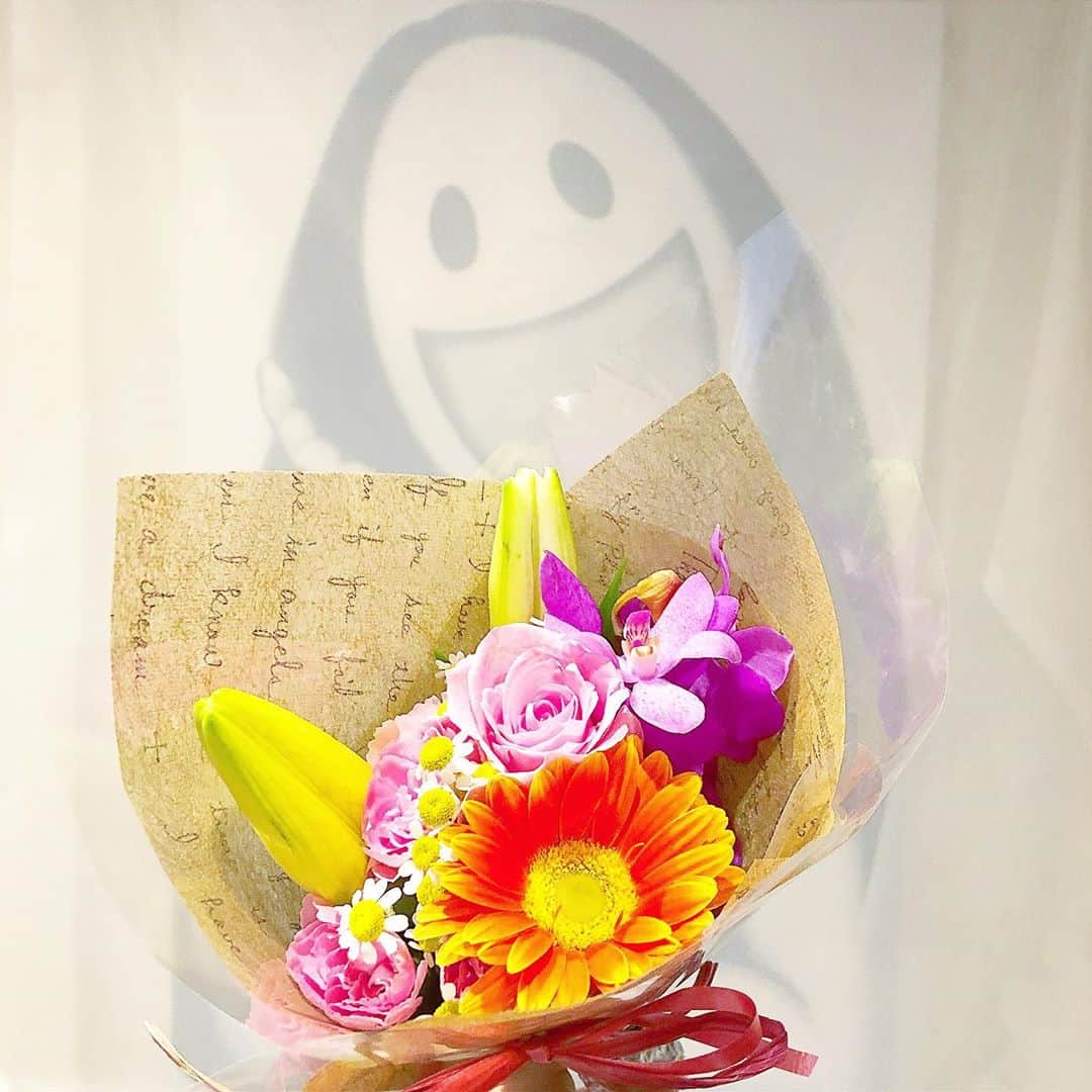 榊山敬代のインスタグラム：「💐🙏✨… . 週末ではお久しぶりに ホームパーティーの巻  今回は小さなお客様もいらっしゃいまして タクシーまでお迎えにいきましたのだけど  ドアがひらきましたと同時に 小さなお客さまは真っ直ぐに  「きょうは…エーと…お招きいただきまして ありがとうございます！！」　  とかわいい花束をいただきまして キューんと幸せに包まれました時　  ひと息つきましてお客さまとは ブドウジュースで乾杯しまして  ウルトラマンになりたかったおはなし　 純粋な正義のこころに触れて心地よく これからはこのような心もちの方々と  時間を刻んでゆきたいなぁ…と 未来のビジョンを描くのでした  人生に年齢は関係ないし 今を正直に生きてる人は  ただただ眩しくて 美しくたのもしい  ウルトラマン精神の小さなお客さまの未来へ  カンパイ🥂  #また来てね ・ ・ #おうち大好き #enjoyhome ・ ・ ・ ・ ・  #きょうのアトリエ  #日本画家 の #アトリエこんなもん #作品 #絵画 #日本画 #SAKAKiYAMATAKAYO  #キャラクター #アート #art #painting  #アートのある暮らし#Fancy #fairy #妖精 #心 #きょうのFancy #flower #お花 #beautiful #colorful #plants #花束 #ありがとう #thankyou #ホームパーティー #homeparty」
