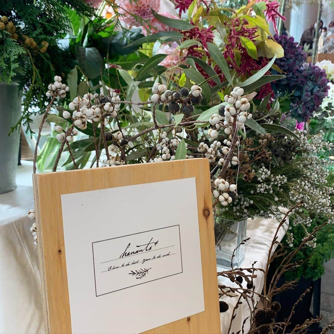 クマ・マロン・モモのインスタグラム：「TORANOMON FLOWER MART 2020 AUTUMNへ行ってきました✨  @hanautadiary さんに久しぶりにお会いしたいな。お話したいな…と思って。  まだまだ人が少ない時間だったので、たくさんお話することができました😊 そして、素敵なお花も買えました✨ 買った花を抱えて帰ったのですが、ブルーアイスのいい香に癒されました。  そして、『手ごねハーブ石けん』の体験もしてきました。  ビルに囲まれた大都会の真ん中で、緑に癒され、不思議な感じ✨  #虎ノ門ヒルズ  #フラワーマーケット」