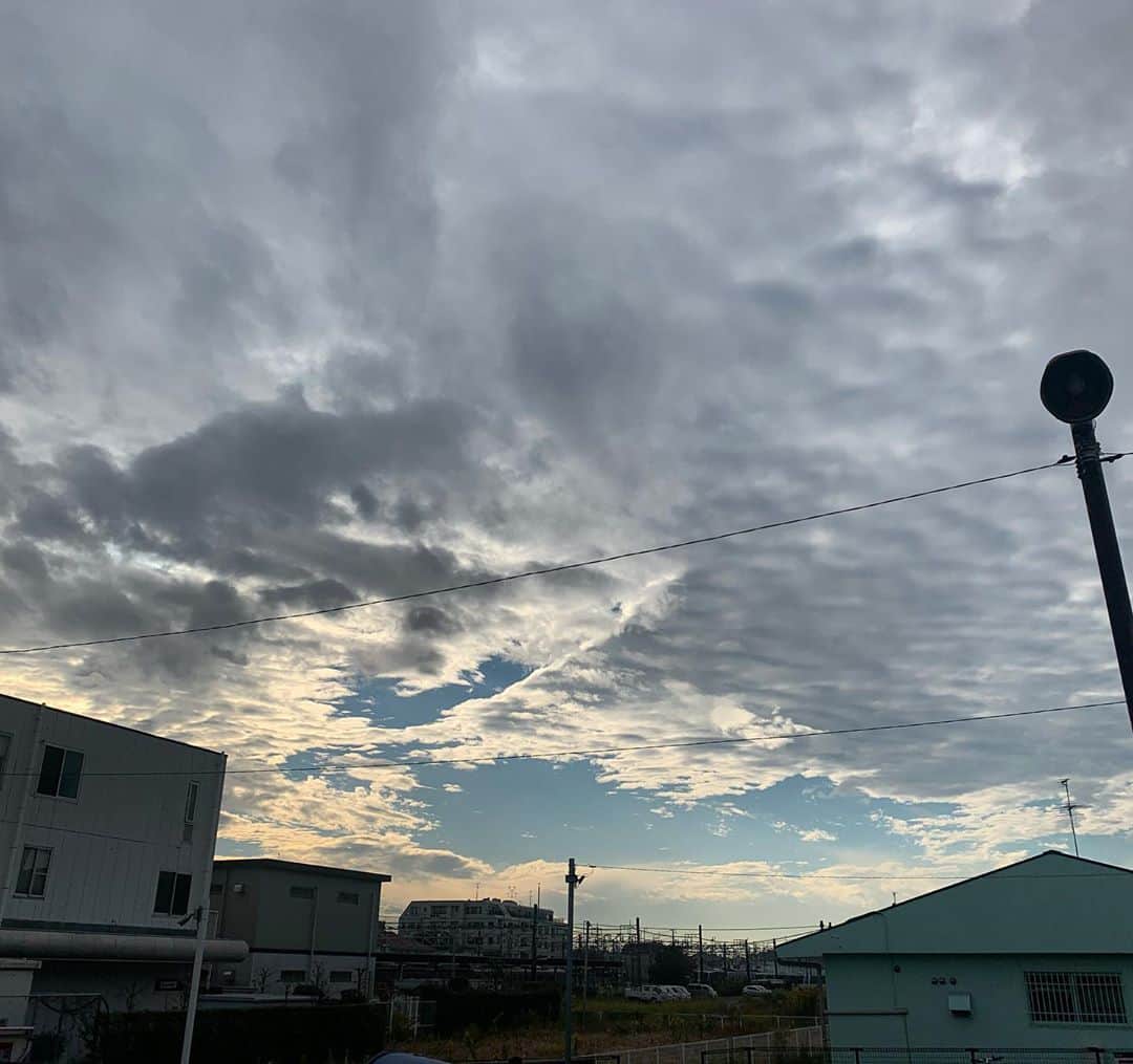 ナナヲアカリのインスタグラム：「. 私じゃない、遠くの誰かのために空が綺麗」