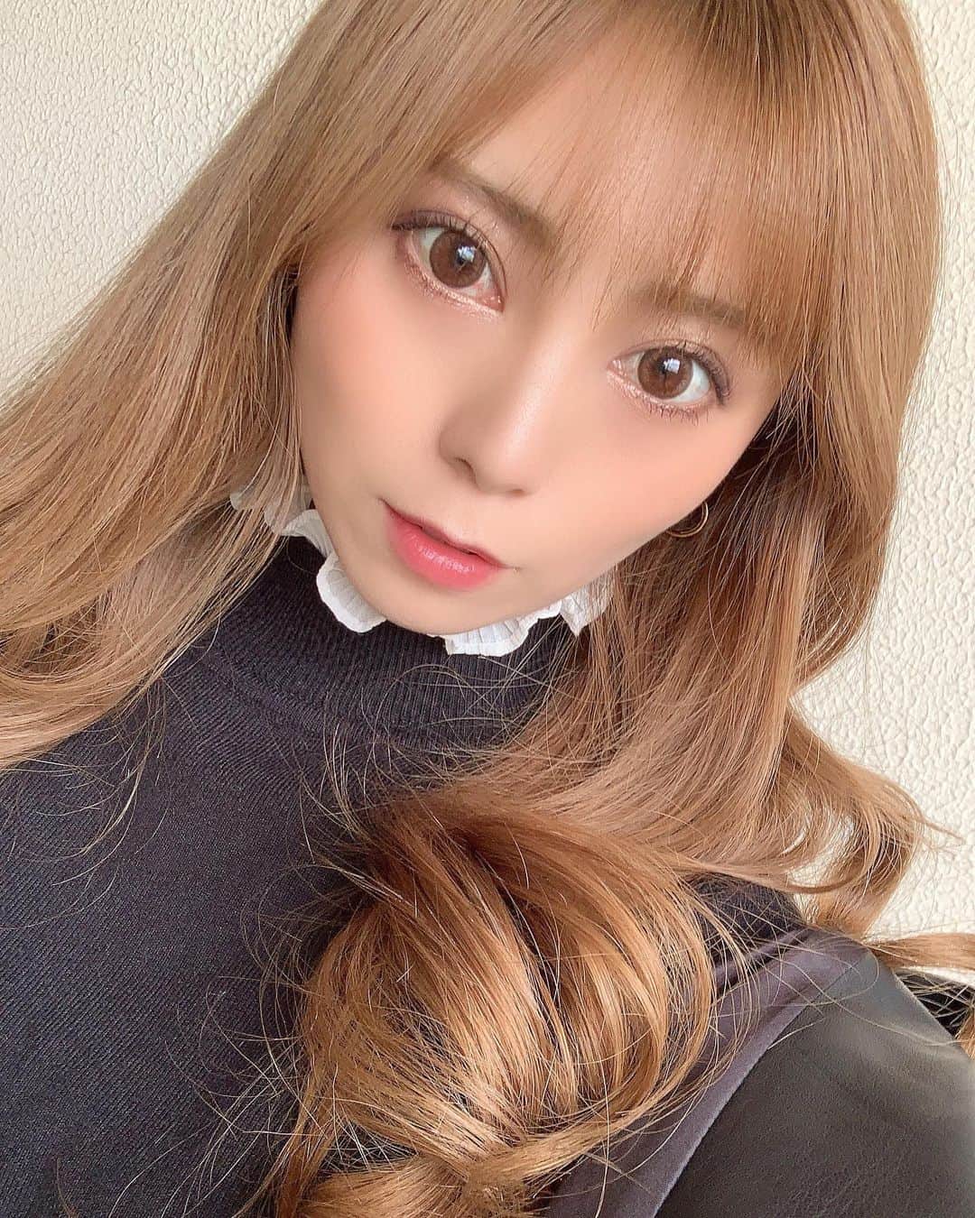 星川凛々花 （仁美まどか）のインスタグラム：「今回も可愛くしてもらったよ❤️✨﻿ カラーしてから数日経つけど、サラサラの持続率高くて嬉しい👼🍒﻿ ﻿ 池原さん @rollen_ike ありがとうございました💓﻿ ﻿ #ローレン﻿ #原宿　﻿ #美容院　﻿ #美容室﻿ #カリスマ　﻿ #星川凛々花　﻿ #星川凜凜花　﻿ #AV女優　﻿ #セクシー女優　﻿ ﻿ ﻿」