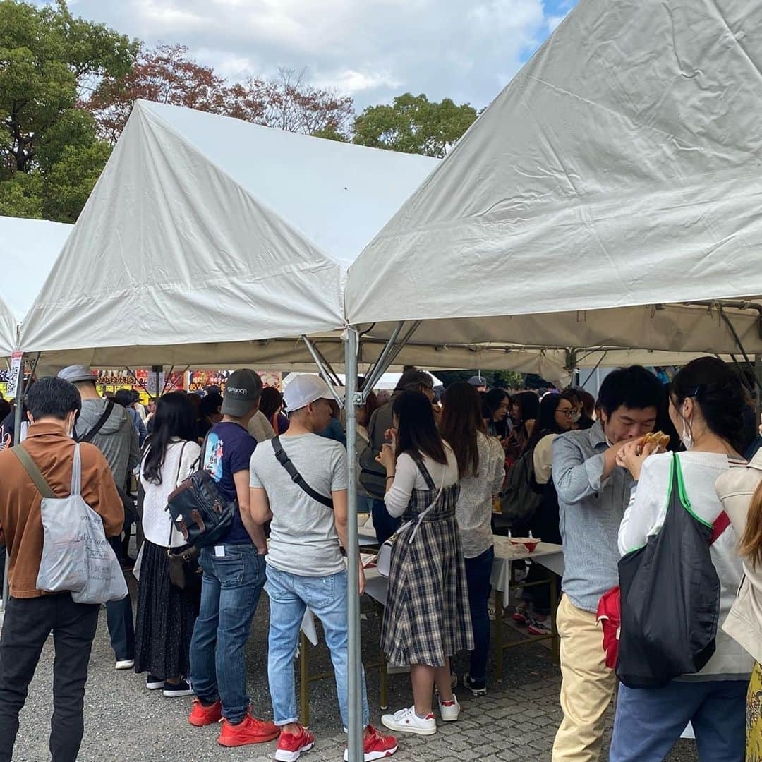 ミュウさんのインスタグラム写真 - (ミュウInstagram)「代々木公園のベトナムフェスです！ 行列過ぎてランチが買えませんw 嬉しい悲鳴ですね！ 一店舗の行列が50メートルくらい続いていてどの店の行列か後ろから撮ると行列の 長さがお伝えできませんねw #出店情報ナビ ビールご馳走になり過ぎて今5杯目です🍺スタッフさんとも楽しくさせて頂いてます」11月8日 15時49分 - myumyugreen