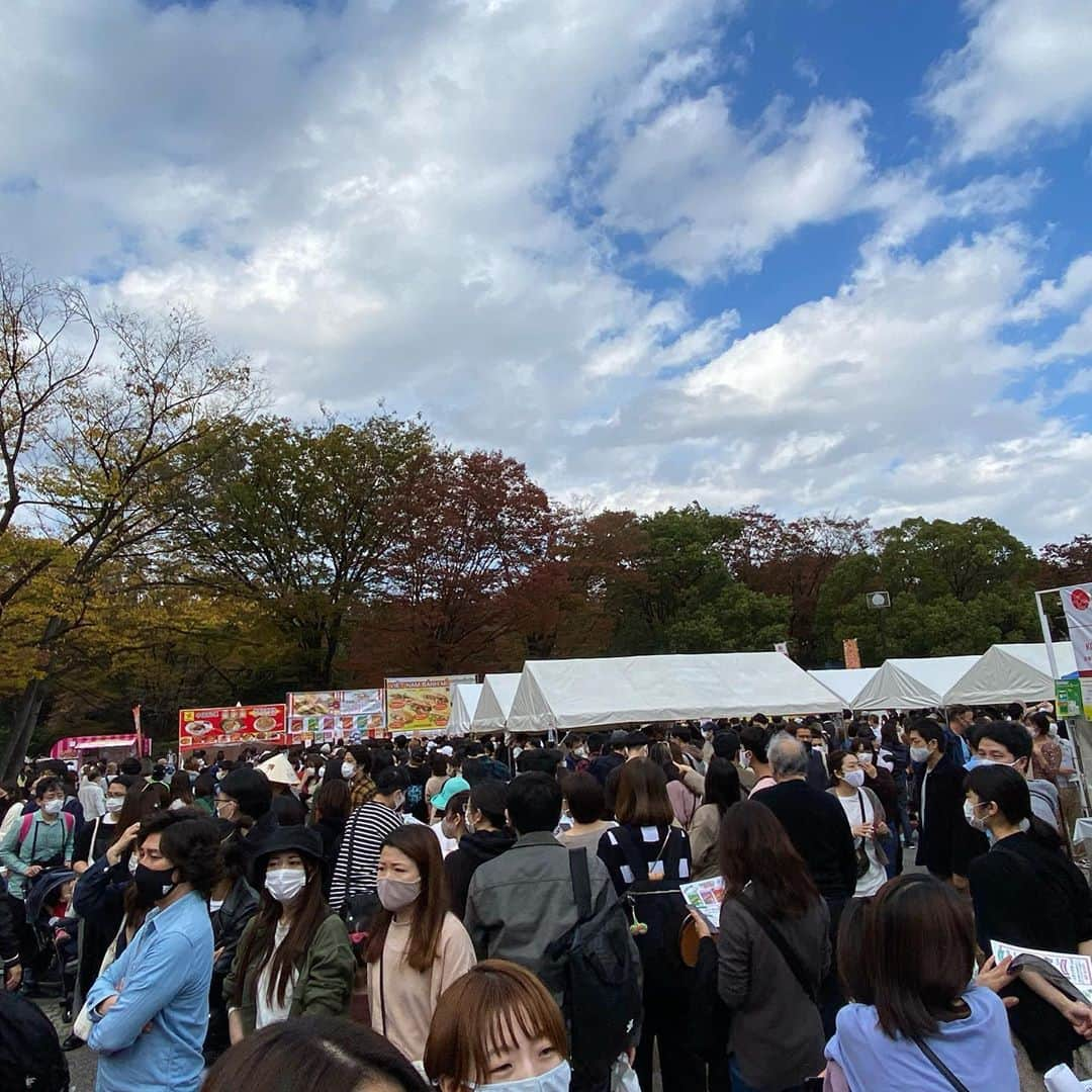 ミュウさんのインスタグラム写真 - (ミュウInstagram)「代々木公園のベトナムフェスです！ 行列過ぎてランチが買えませんw 嬉しい悲鳴ですね！ 一店舗の行列が50メートルくらい続いていてどの店の行列か後ろから撮ると行列の 長さがお伝えできませんねw #出店情報ナビ ビールご馳走になり過ぎて今5杯目です🍺スタッフさんとも楽しくさせて頂いてます」11月8日 15時49分 - myumyugreen