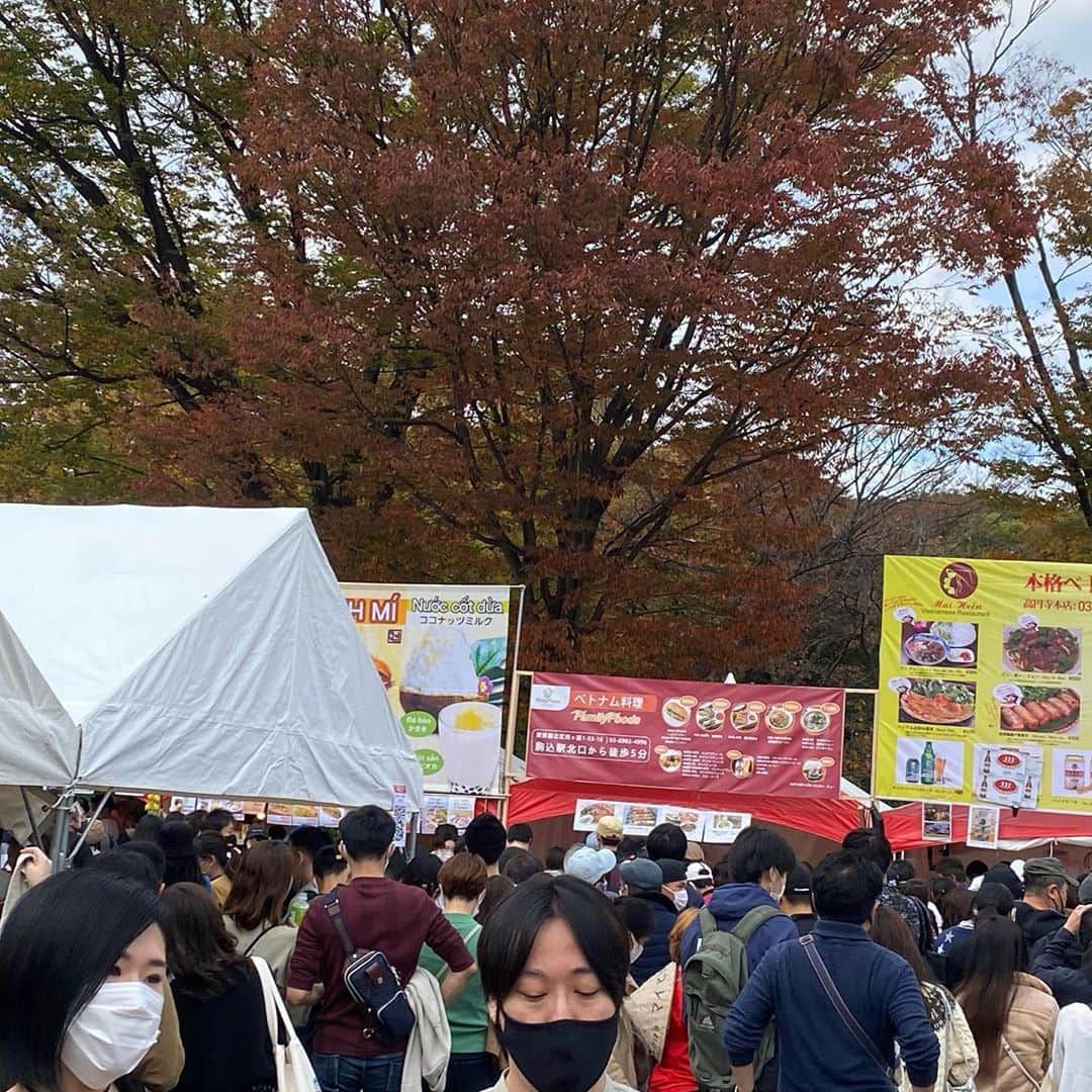 ミュウさんのインスタグラム写真 - (ミュウInstagram)「代々木公園のベトナムフェスです！ 行列過ぎてランチが買えませんw 嬉しい悲鳴ですね！ 一店舗の行列が50メートルくらい続いていてどの店の行列か後ろから撮ると行列の 長さがお伝えできませんねw #出店情報ナビ ビールご馳走になり過ぎて今5杯目です🍺スタッフさんとも楽しくさせて頂いてます」11月8日 15時49分 - myumyugreen