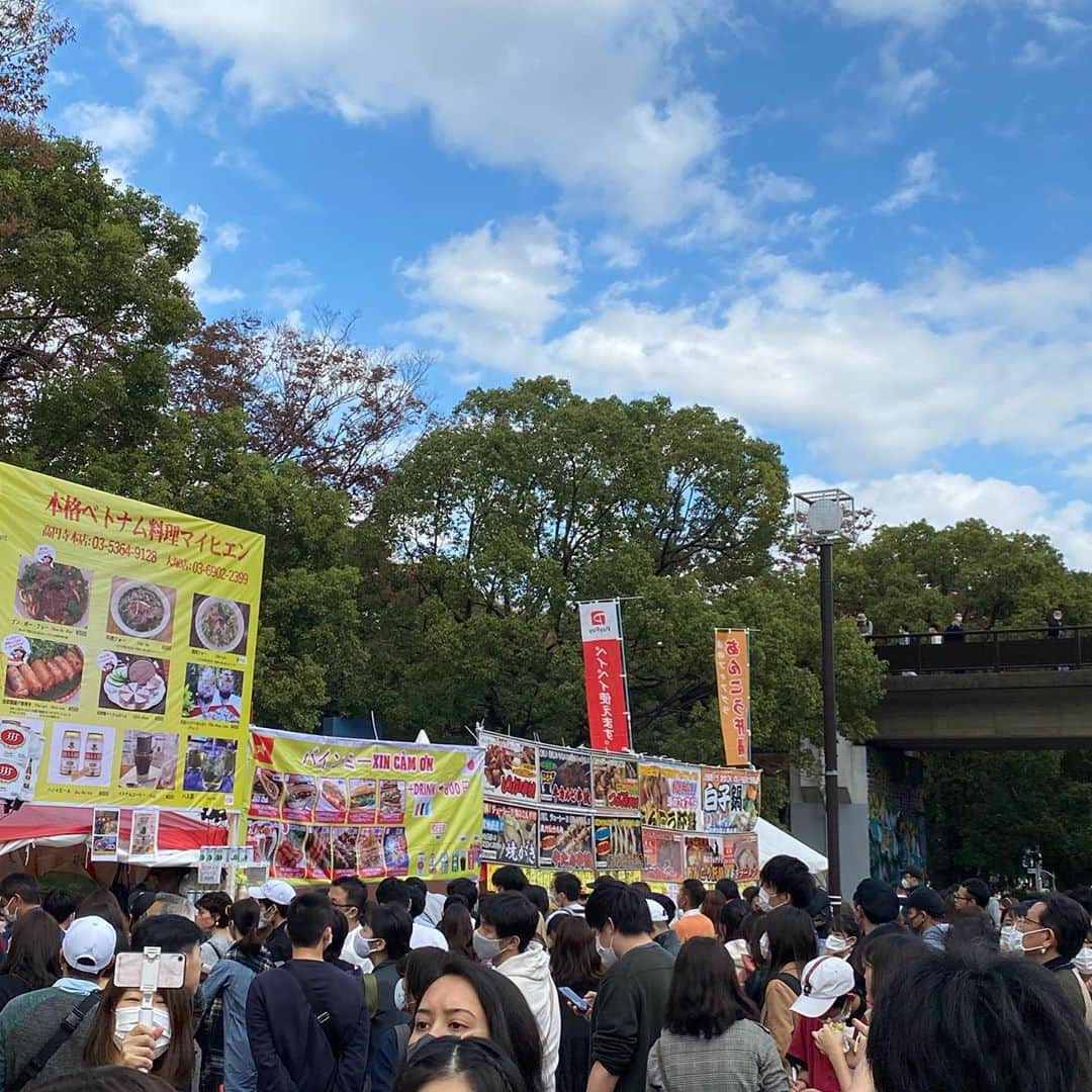 ミュウのインスタグラム：「代々木公園のベトナムフェスです！ 行列過ぎてランチが買えませんw 嬉しい悲鳴ですね！ 一店舗の行列が50メートルくらい続いていてどの店の行列か後ろから撮ると行列の 長さがお伝えできませんねw #出店情報ナビ ビールご馳走になり過ぎて今5杯目です🍺スタッフさんとも楽しくさせて頂いてます」