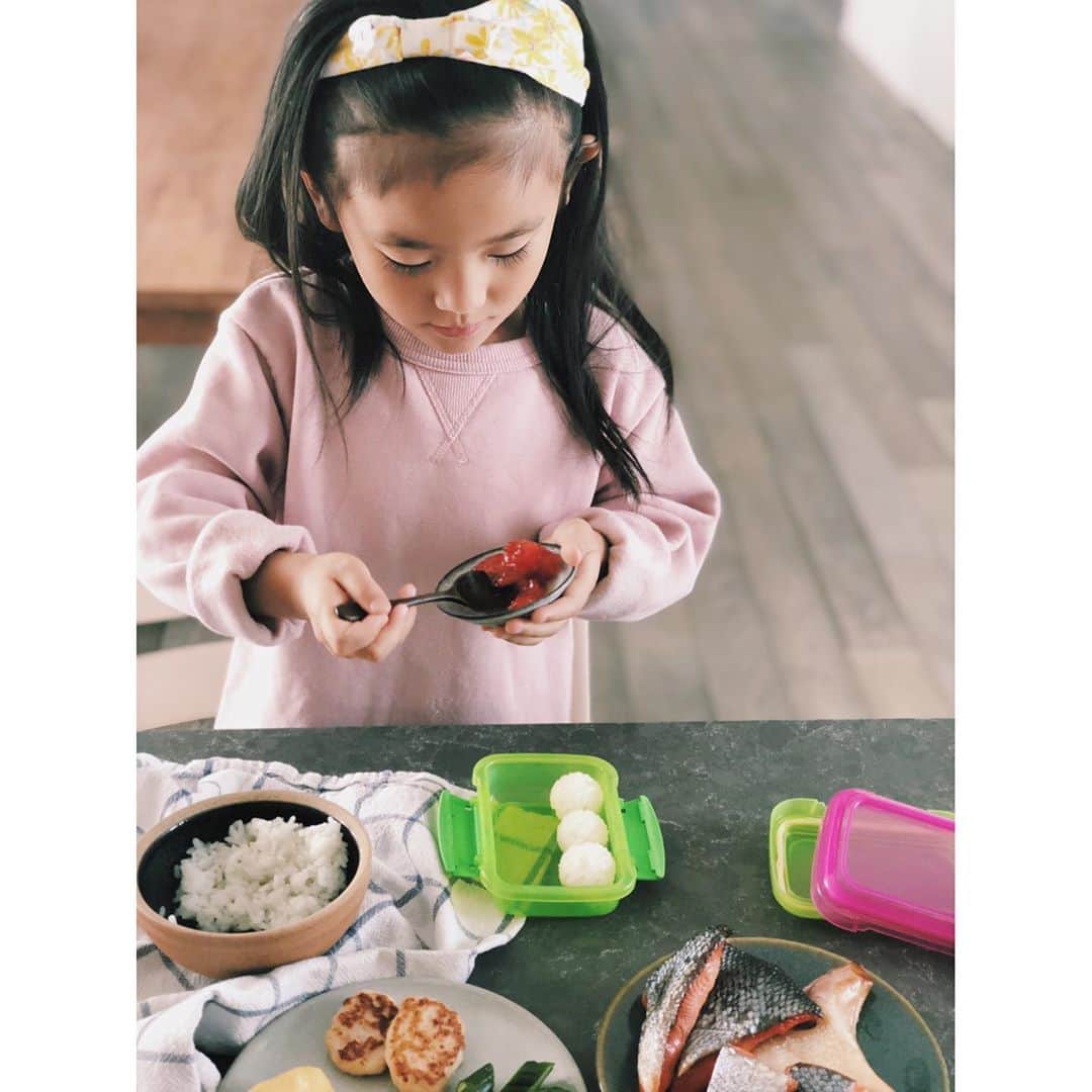 原田沙奈子さんのインスタグラム写真 - (原田沙奈子Instagram)「おうちピクニック！  お弁当こしらえて、詰めるのはアマネの係。←もちろんつまみ食い付き  小さな隙間見つけると入れてしまうからぎゅうぎゅう感が凄い。笑  5歳の彼女との会話はまるで、同世代のようで。  最後に水筒からお茶を入れたアマネが「あー、ママどうする？麦茶みたいな紹興酒にする？」と聞かれたときは膝から崩れ落ちたわ。  確かに似てるわな。 わんぱく弁当と紹興酒、悪くない。  #おうちごはん#おうちピクニック#お弁当」11月8日 15時41分 - sanakoharada