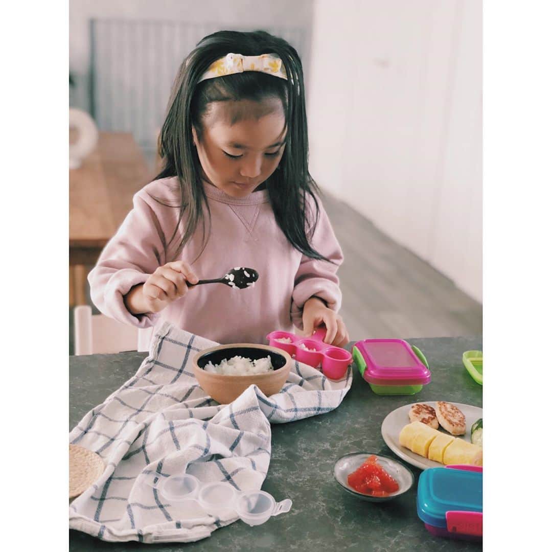 原田沙奈子さんのインスタグラム写真 - (原田沙奈子Instagram)「おうちピクニック！  お弁当こしらえて、詰めるのはアマネの係。←もちろんつまみ食い付き  小さな隙間見つけると入れてしまうからぎゅうぎゅう感が凄い。笑  5歳の彼女との会話はまるで、同世代のようで。  最後に水筒からお茶を入れたアマネが「あー、ママどうする？麦茶みたいな紹興酒にする？」と聞かれたときは膝から崩れ落ちたわ。  確かに似てるわな。 わんぱく弁当と紹興酒、悪くない。  #おうちごはん#おうちピクニック#お弁当」11月8日 15時41分 - sanakoharada