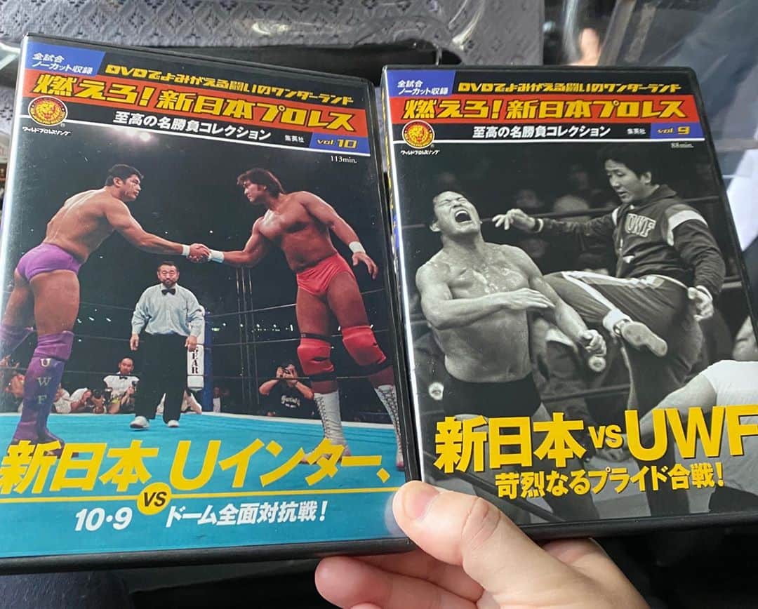 植田朝日のインスタグラム：「🦅🦅🦅﻿ ﻿ 本日、信濃町『カフェ デ クエルボス』プレオープン最終日。﻿ ﻿ 『朝日さん、オススメのDVD持って来て戴けますか？』と頼まれたので、この2枚をチョイス‼️﻿ ﻿ 新日vsUWFと新日vs Uインターの全面対抗戦。﻿ ﻿ 頼んだ奴はサッカーのDVDをイメージしたんだろうね。残念🗡﻿ ﻿ #クエルボス #秘密基地」