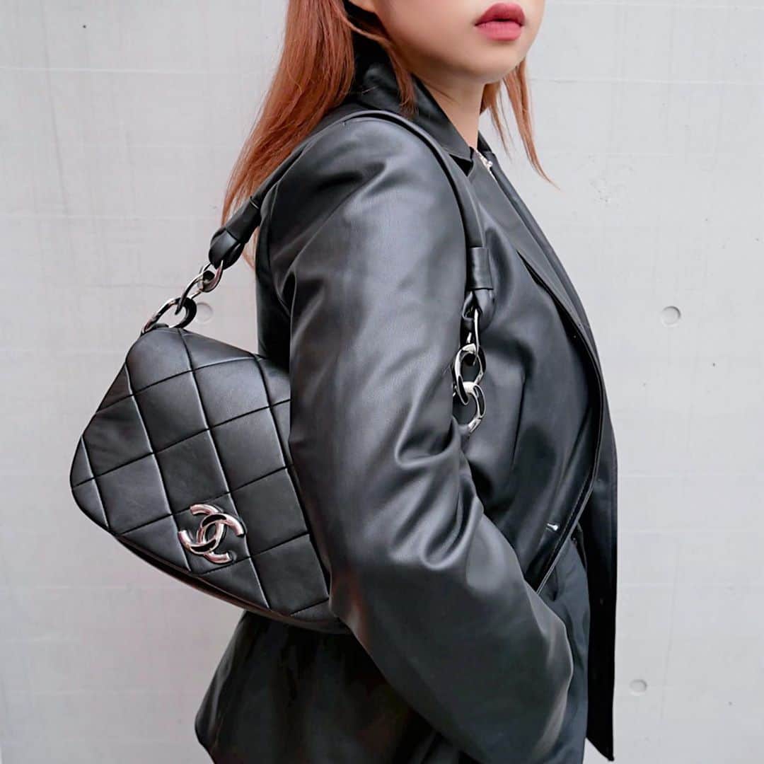 Vintage Brand Boutique AMOREさんのインスタグラム写真 - (Vintage Brand Boutique AMOREInstagram)「Chanel Lambskin Shoulder Bag in Silver Hardware🖤✨  STORE LIMITED ITEM DM us to order  ✈️ Free Shipping Worldwide 📩 DM for more info ➡️ info@amorevintagetokyo.com   #AMOREvintage #AMORETOKYO #tokyo #Omotesando #Aoyama #harajuku #vintage #vintageshop #ヴィンテージ #ヴィンテージショップ #アモーレ #アモーレトーキョー #表参道 #青山 #原宿#東京 #chanel #chanelvintage #vintagechanel #ヴィンテージ #シャネル #ヴィンテージシャネル #シャネルヴィンテージ #amoreomotesando #アモーレ表参道」11月8日 15時43分 - amore_tokyo