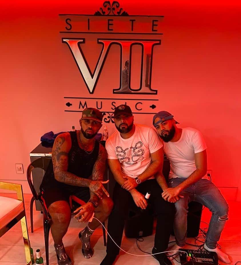ホセ・レイエスのインスタグラム：「Hasta que se acabe el oxigeno @jpolanco_official @gregvinas ❤️ #Sietemusic」