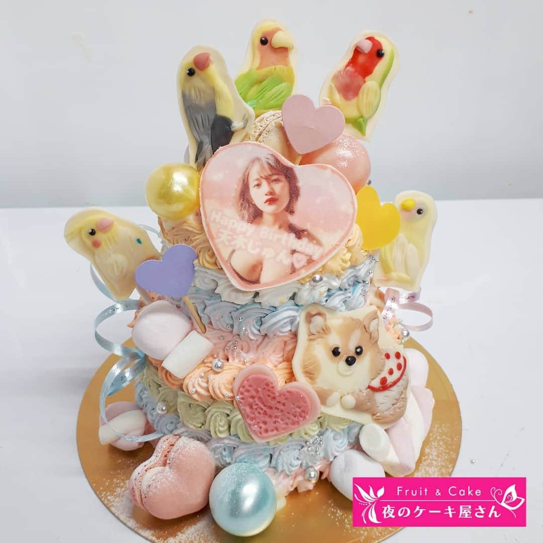 夜のケーキ屋さん♥Juli　(エディブルフラワー協会) さんのインスタグラム写真 - (夜のケーキ屋さん♥Juli　(エディブルフラワー協会) Instagram)「先月の天木じゅんさんのお誕生日ケーキです🎂🐶🐦 : パステルなレインボーケーキに、かわいいペットちゃんたち😳💓 ケーキ喜んでくださって、待受にしましたって教えてくれて、感激です😭💓 : @sogawaayana & @mariyagi_san  ↓↓↓ @jun.amaki  : ありがとうございました💓 素敵な歳になりますように🎉💞 : : #夜のケーキ屋さん #オーダーケーキ #写真ケーキ」11月8日 15時43分 - juli_sasa