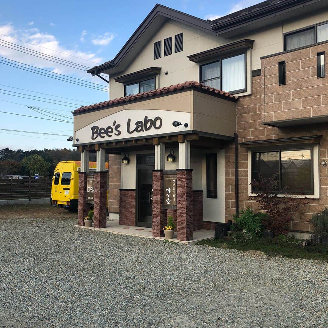 のインスタグラム：「去年出会った渋井さん‼️ 栃木での体のケアは試合前、試合後の治療は渋井さんにケアしてもらってます。 昨日100キロウォークの疲れをとってもらいます。 渋井さんは蜂の養蜂家でもあり蜂オタクです🐝 体がおかしくなればすぐに駆けつけてくれて感謝です。 渋井さんとこのハチミツは国産、天然100%、生ハチミツです。 渋井さんハチミツに出会って毎日食べてます！  #beeslabo #西岡剛」