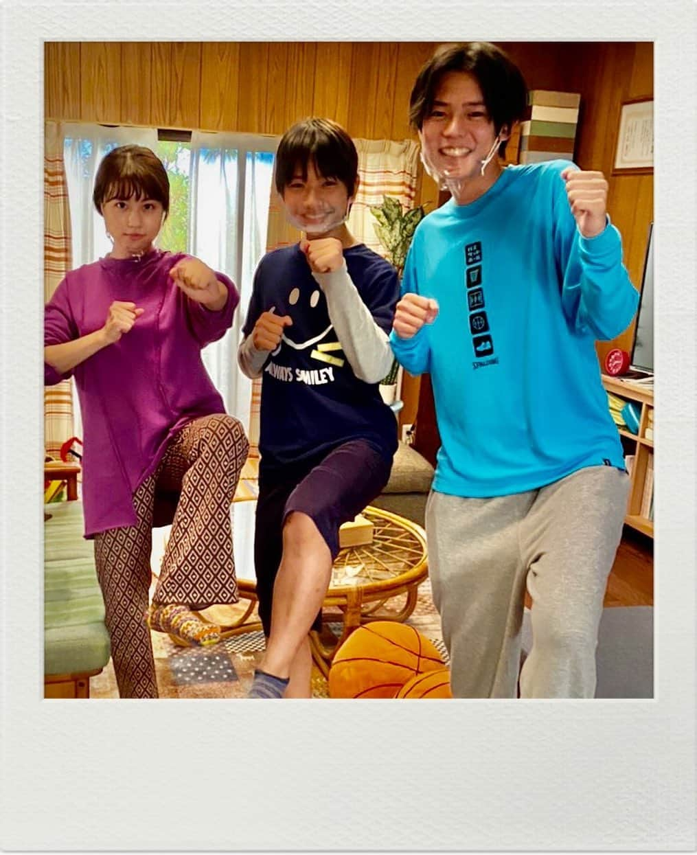 【公式】姉ちゃんの恋人さんのインスタグラム写真 - (【公式】姉ちゃんの恋人Instagram)「＼✨🎃姉恋 第3話まであと2日🎄✨／  安達家は撮影の合間も仲良し👩🏻👦🏻👦🏻👦🏻 何も言わずともこのポージング✊  #イケかわ3兄弟  今夜は3人揃って「鬼旨ラーメンGP秋」に出演‼️ 撮影の合間に食リポに挑戦しました。 ぜひ、見守ってください☺️🍑 . #姉ちゃんの恋人 #姉恋 #有村架純 #林遣都 #奈緒 #髙橋海人 #やついいちろう #日向亘 #阿南敦子 #那須雄登 #スミマサノリ #井阪郁巳 #南出凌嘉 #西川瑞 #和久井映見 #光石研 #紺野まひる #小池栄子 #藤木直人 #岡田惠和」11月8日 15時53分 - anekoi.tue21