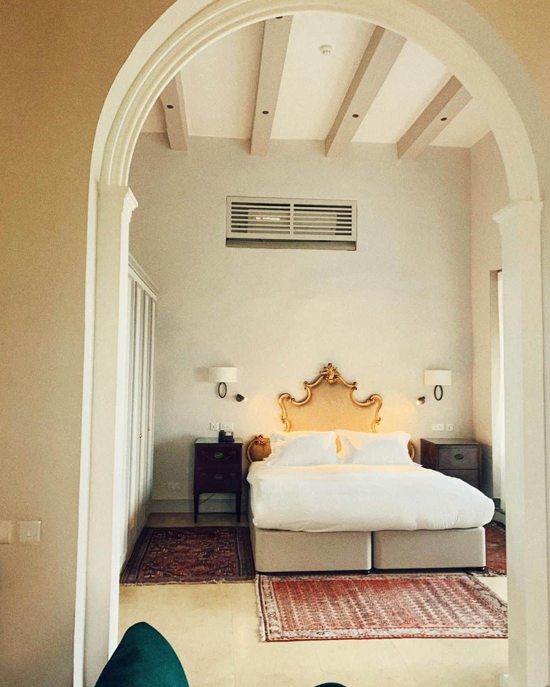 西内ひろさんのインスタグラム写真 - (西内ひろInstagram)「My favorite hotel in Malta🇲🇹 Makes my feelings graceful👸  上品でお洒落で。 まるでお城の中にいるかの様🏰  一つ一つの家具が可愛くって、お部屋も全部違うタイプだから全て泊まりたいくらい。。。💕  カップルに絶対オススメしたいホテルです。いつかプライベートでも、また帰って来たい場所🇲🇹  @mtajapan  #ヨーロッパ　 #ホテル　#夜　#贅沢な空間  #マルタ島ホテル #西内ひろのオススメ旅  #旅　#人生を楽しむ  #マルタ島　#海　#ヨーロッパ　#旅　#冒険しよう #trip #travel  #work #europe  #gozo #beautiful  #visitmalta #aftercovid19 #nicehotel #hotel #maltahotel  #luxury #beautifulmemories  #beautifulsunrise  #sunrise  #morning #jetlag」11月8日 15時53分 - 0214hiro