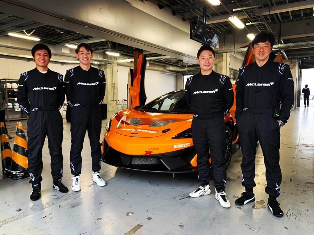 折目遼のインスタグラム：「McLaren TOKYO Owners Meet 今回は720GT3のデモランを担当しました。 久しぶりのレーシングカーは、数周だったけど楽しかった😊 オーナー様&澤さん、有難う御座いました‼︎ #mclaren #mclaren720s #fsw #ワンスマ」