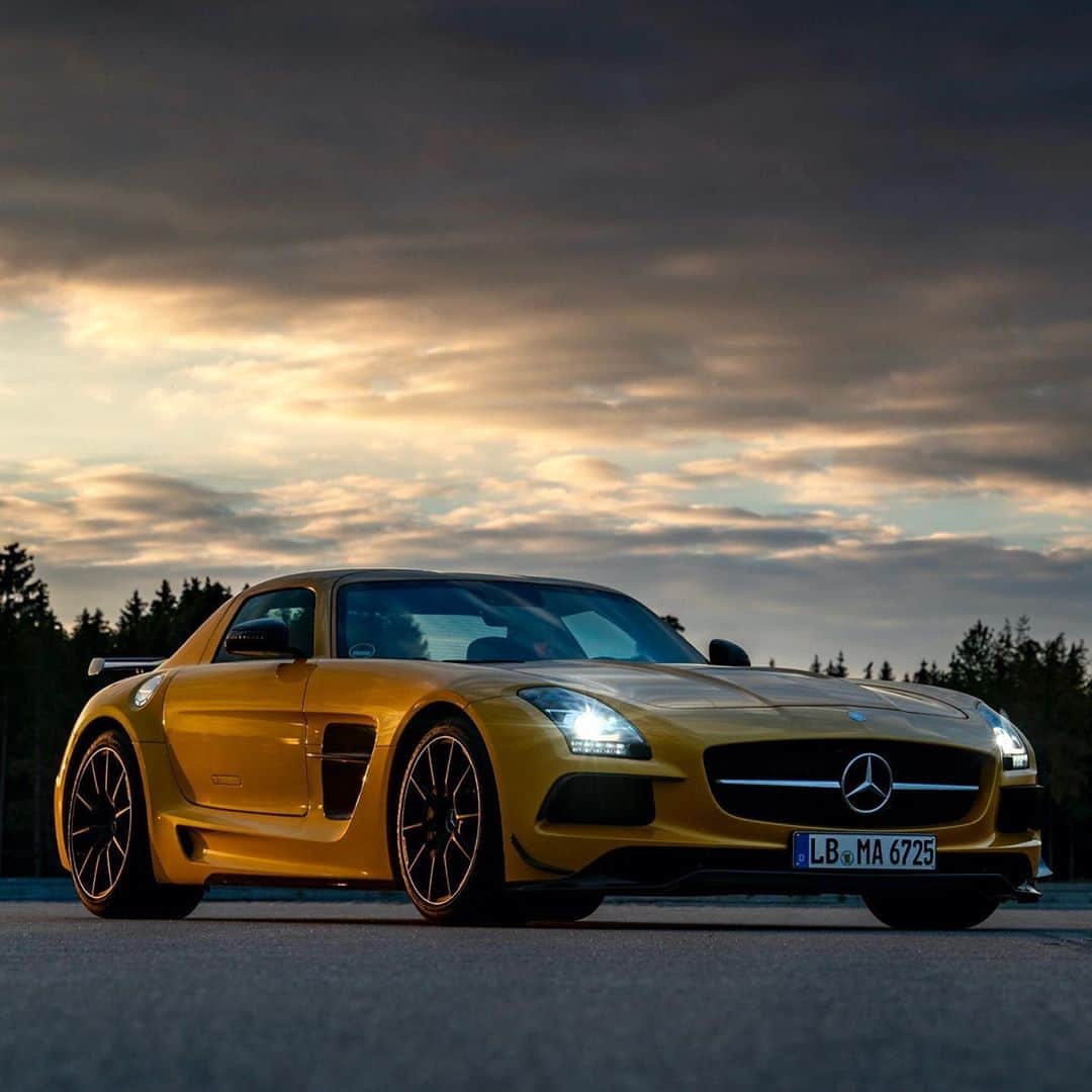 メルセデス・ベンツさんのインスタグラム写真 - (メルセデス・ベンツInstagram)「We never get tired of the SLS AMG Black Series. Especially with lighting conditions like this.  📷 @mercedesbenzmuseum  #MercedesAMG #DrivingPerformance #SLS #BlackSeries」11月8日 15時54分 - mercedesbenz