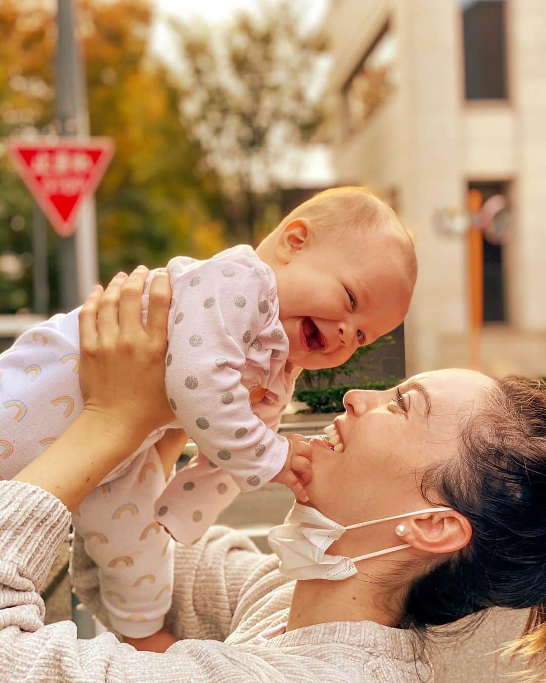エミ・マイヤーのインスタグラム：「Wishing everyone a blessed Sunday 🥰 I’ve been getting back to work and between changing diapers, writing a commercial and reading a script, it’s definitely new priorities and not easy. My respect only grows for all the parents and people out there balancing their lives and pursuing their crafts. #高い高い サンデー❣️」
