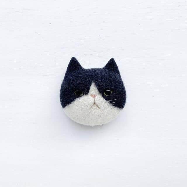 minneさんのインスタグラム写真 - (minneInstagram)「5匹の猫たちと暮らすmakoさんがフェルトで作る、まんじゅうのようにふっくら丸い顔をした猫さんブローチ。斜めや横から見てもキュート。型くずれしないようにしっかりと刺し固められています。お出かけのワンポイントに。  まんじゅう猫ブローチ - 白黒はちわれ猫/makoさん（ @mosscat25 ） https://minne.com/items/24904321  #minne #ミンネ #ハンドメイド #handmade #プレゼント #ギフト #ハンドメイド作品 #手作り #猫 #ねこ #ネコ #フェルト #羊毛フェルト #ブローチ #minne_accessory」11月8日 16時05分 - minne_official