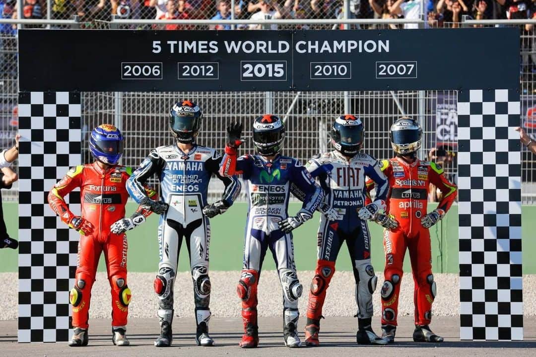 MotoGPさんのインスタグラム写真 - (MotoGPInstagram)「#OnThisDay 5 years ago @jorgelorenzo99 won the 2015 #ValenciaGP 🏁 race to become a 5-time World Champion! 🏆 #MotoGP #JL99」11月8日 16時00分 - motogp