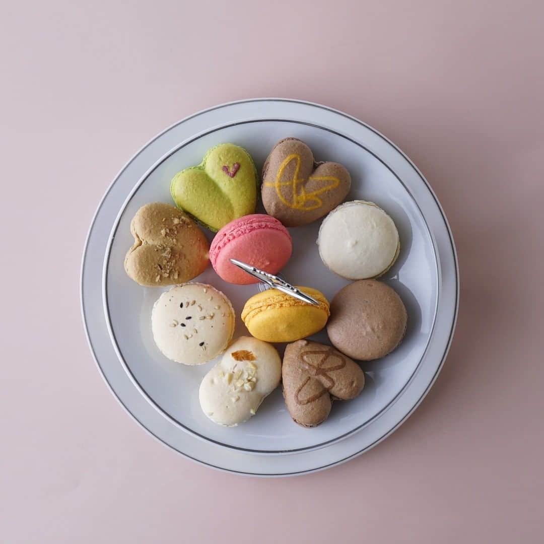 のインスタグラム：「とっても可愛いマカロンセット💛 なんと24種類の味をお楽しみいただけます😊  🍋24種類のお味🍓 レモン、オレンジ、抹茶、イチゴ、ショコラ、ラズベリー、鳴門金時芋、ココナッツ、ごま、ショコラ・フランボワ、ラムレーズン、ピスタチオ、生チョコ・ラム酒、ピーナッツ、焼きリンゴ、紫芋、バニラ、有田みかん、柚子、マカダミアナッツ、ヘーゼルナッツ、生チョコ・アールグレイ、くるみカフェ、生チョコ・グランマニエ  そして全種類マーガリン、ショートニングは一切使用しておりません😊  ギフトにもとってもおすすめです✨ ＝＝＝＝＝＝＝＝＝＝＝ この投稿をtap→商品を見る、又はプロフィールのショップを見るからご購入頂けます🧁 ＊＊＊＊＊＊＊＊＊＊＊＊＊＊＊＊＊＊＊＊＊＊＊＊＊＊ ⁠ ⁠⁠⁠⁠⁠⁠⁠⁠⁠⁠⁠⁠⁠⁠⁠⁠Cake.jpでは、皆さんからシェアされた⁣⠀⁠⁠⁠⁠⁠⁠⁠ ⁠ 素敵なお祝いのコンテストをおこなっています⁠🙌⁠ ⁠ ⁠⁠⁠ ⁠ 👇フォトジェアニバーサリー参加方法👇⁠ ⁠ ⁠⁠ ※10月より参加方法が変わります  Cake.jpのケーキでのお祝いの様子を⁣⠀⁠⁠⁠⁠⁠⁠⁠⁠ ⁠ @iiicakejp #フォトジェアニバーサリー で タグ付けしてシェアするだけ🌈  ご参加を心よりお待ちしております💡 ⁠ ※当アカウントと同様のなりすましアカウントが報告されています。当社とは関係がございませんのでご注意くださいませ※ ＊＊＊＊＊＊＊＊＊＊＊＊＊＊＊＊＊＊＊＊＊＊＊＊＊＊ #美味しいもの好きな人と繋がりたい#おうちスイーツ#お取り寄せスイーツ #お家パーティー#お取り寄せグルメ#甘党#スイーツ好きな人と繋がりたい#食べるの好きな人と繋がりたい#お土産#手土産スイーツ#ケーキ#ケーキ屋さん#お菓子#いつもありがとう#結婚記念日#おうちカフェ#マカロン#ギフト#ギフトセット#インスタ映え#自分へのご褒美#洋菓子#macaron#おうち時間＃おうちおやつ#お家時間#食後のおやつ#おやつ#食後のデザート」