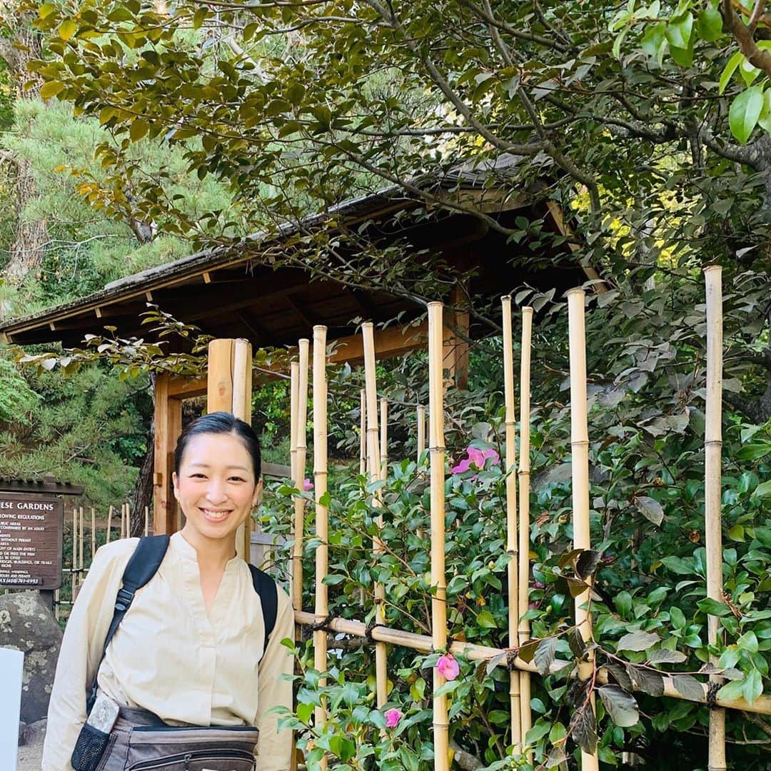 珠華ゆふさんのインスタグラム写真 - (珠華ゆふInstagram)「先週も今週もShirley ファミリーと一緒でした😊 ①〜⑦日本庭園を見に行ってきました‼️アメリカで日本庭園を見るなんて考えた事なかったけど、日本大好きなShirley に誘われて行ってみたら懐かしい雰囲気に癒されました✨なんか落ち着く〜 ⑧チハが描いてくれた　じゅんじゅんと和華❤️上手！ ⑨⑩今日は我が家で手巻き寿司をしたのだけど、Shirley がとっても素敵なチャイナドレスを着てきてくれて😍 写真撮らせてと言ったら恥ずかしいから2人で撮ろうと笑 私にはいつもポージングとか、ここに立ってとか指定してくるのに、なんかかわいい😂くっつきすぎて私妊婦さんみたいだ🤰🏻 来週はShirley のお家で火鍋😍楽しみ♪  明後日から私は月〜金オンラインで英語の授業‼️これまたShirley に教えてもらった学校で、クラス分けテストでShirleyと同じクラスに😂 私には絶対にレベルが高いから、ついていけるか今は不安しかないけど笑 ぼちぼち頑張ります〜」11月8日 16時00分 - yufu_tamahana