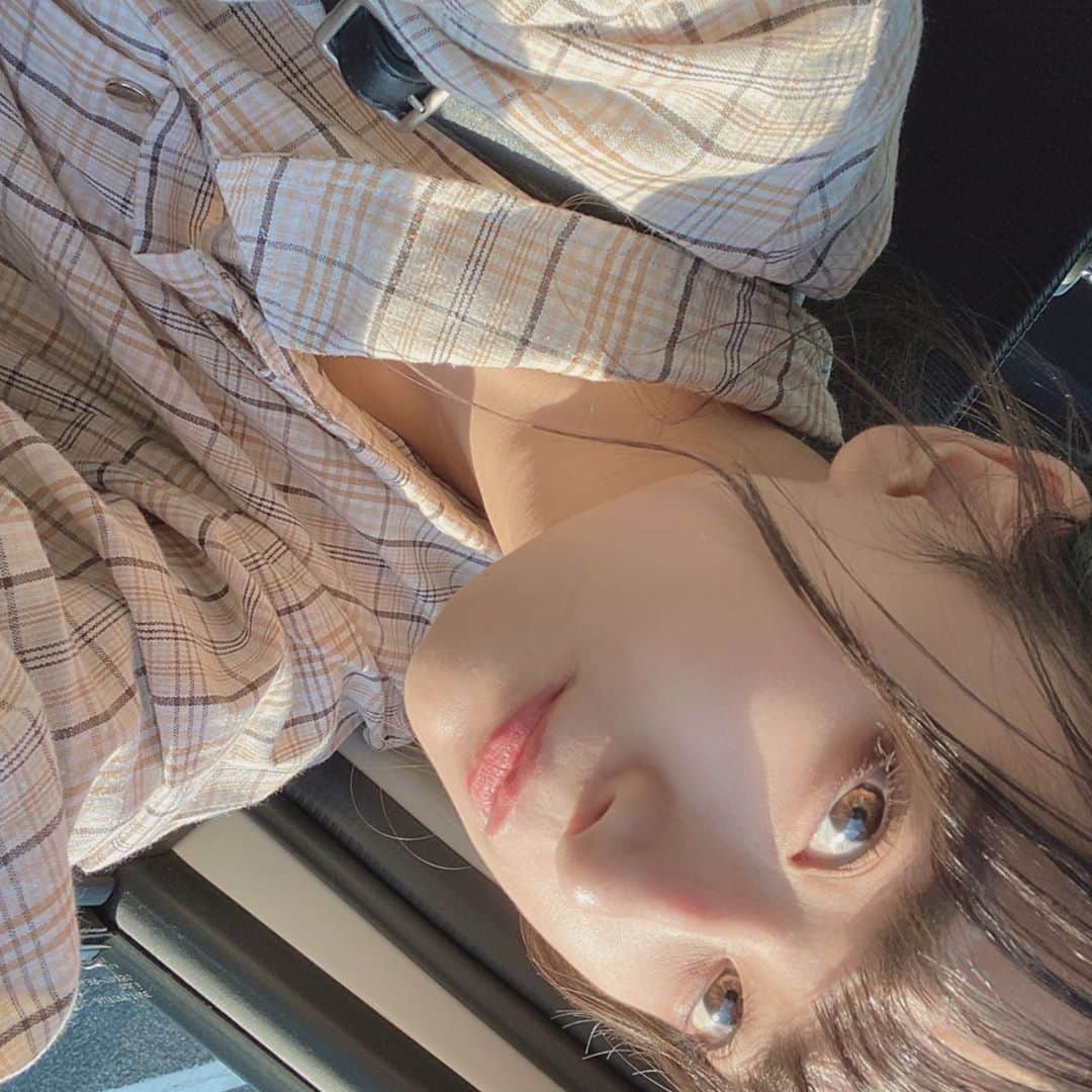 杉山緋那のインスタグラム：「これはわざと反対にしてるのです(  ˙º˙  ) 敢えての反対にすると盛れるんですよ〜 太陽の光に当たった目の色がホントの色なんですかね??」