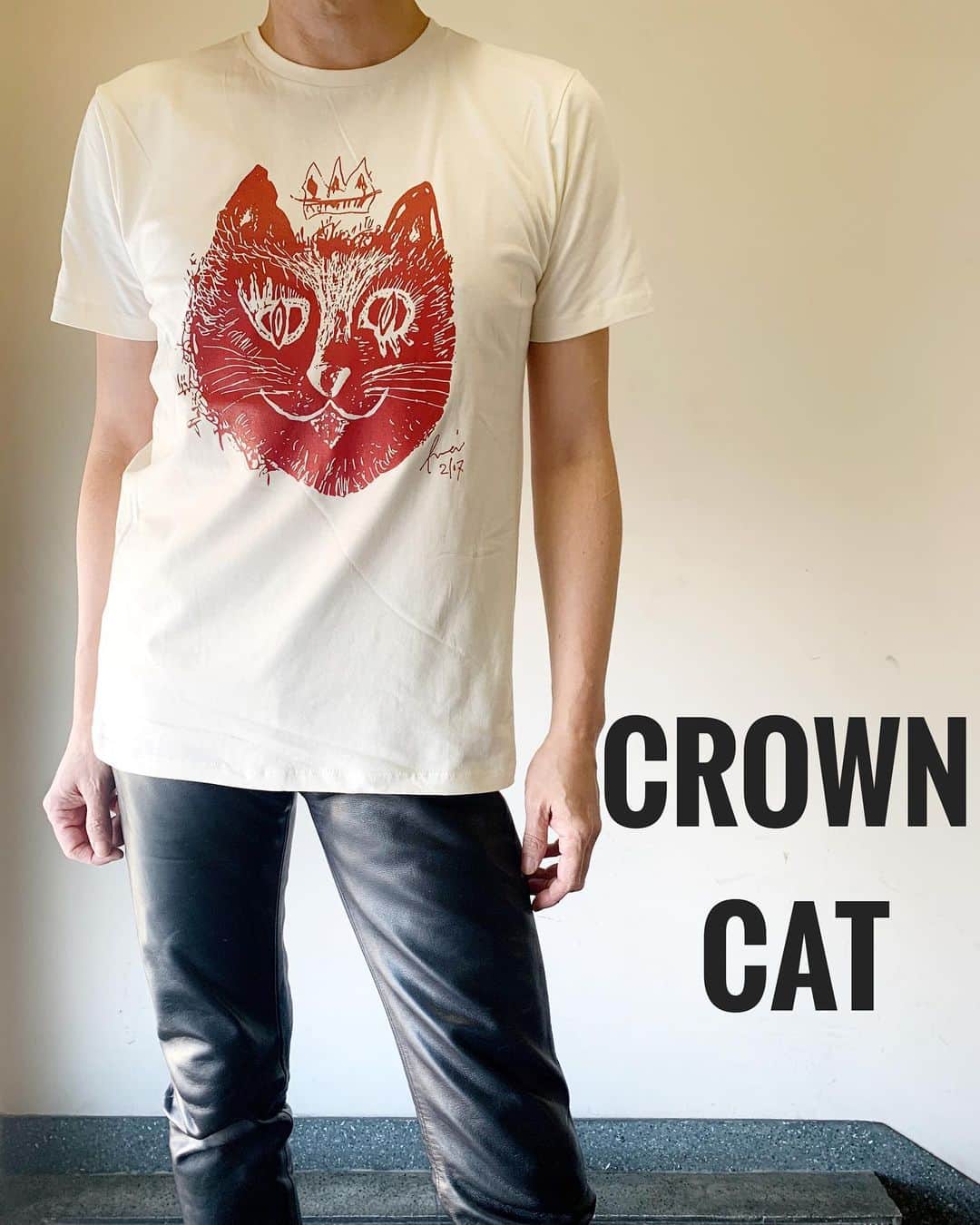 イマイアキノブのインスタグラム：「🥀通販開始しました 新作 新色 トートバッグ & Tシャツ  『BIRDY』(新作) 『CROWN CAT』(新色) illustrations by imaiakinobu   ✴︎トートバッグ 『BIRDY』 (2ウェイハンドル 内ポケット付) ホワイト／ブラック 各 ¥3000  ✴︎Tシャツ『BIRDY』(ナチュラル / エンジ) サイズ  S M L XL 各 ¥3000  ✴︎Tシャツ 『CROWN CAT』 サイズ S M L XL 各 ¥3000  ライブ会場 及び IMAIAKINOBU OFFICIALSITE(通販) https://imaiakinobu.base.ec/ にて販売中  #imaiakinobu  #イマイアキノブ」