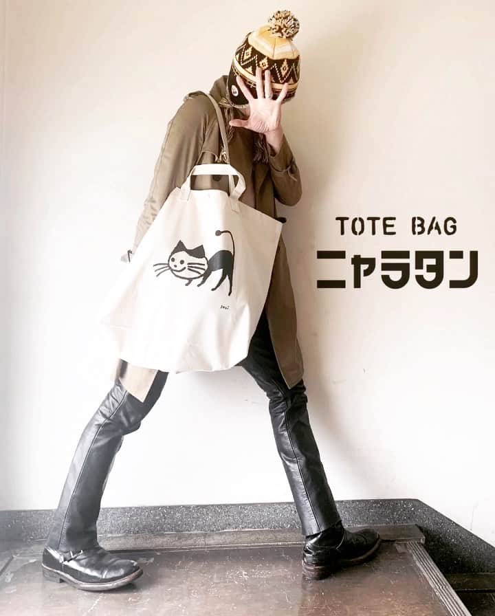 イマイアキノブのインスタグラム：「🥀通販開始しました 『ニャラタン』新作トートバッグ   猫でも虎の子でも入る 大きめのバッグ  2WAYのハンドル＆内ポケット付 サイズ  縦43cm 横61cm (29L) カラー / ナチュラル  ¥3000  ✴︎『BIRDY』カラー / ブラックも 入荷しました  ライブ会場 及び IMAIAKINOBU OFFICIALSITE(通販) https://imaiakinobu.base.ec/ にて販売中  #imaiakinobu  #イマイアキノブ」