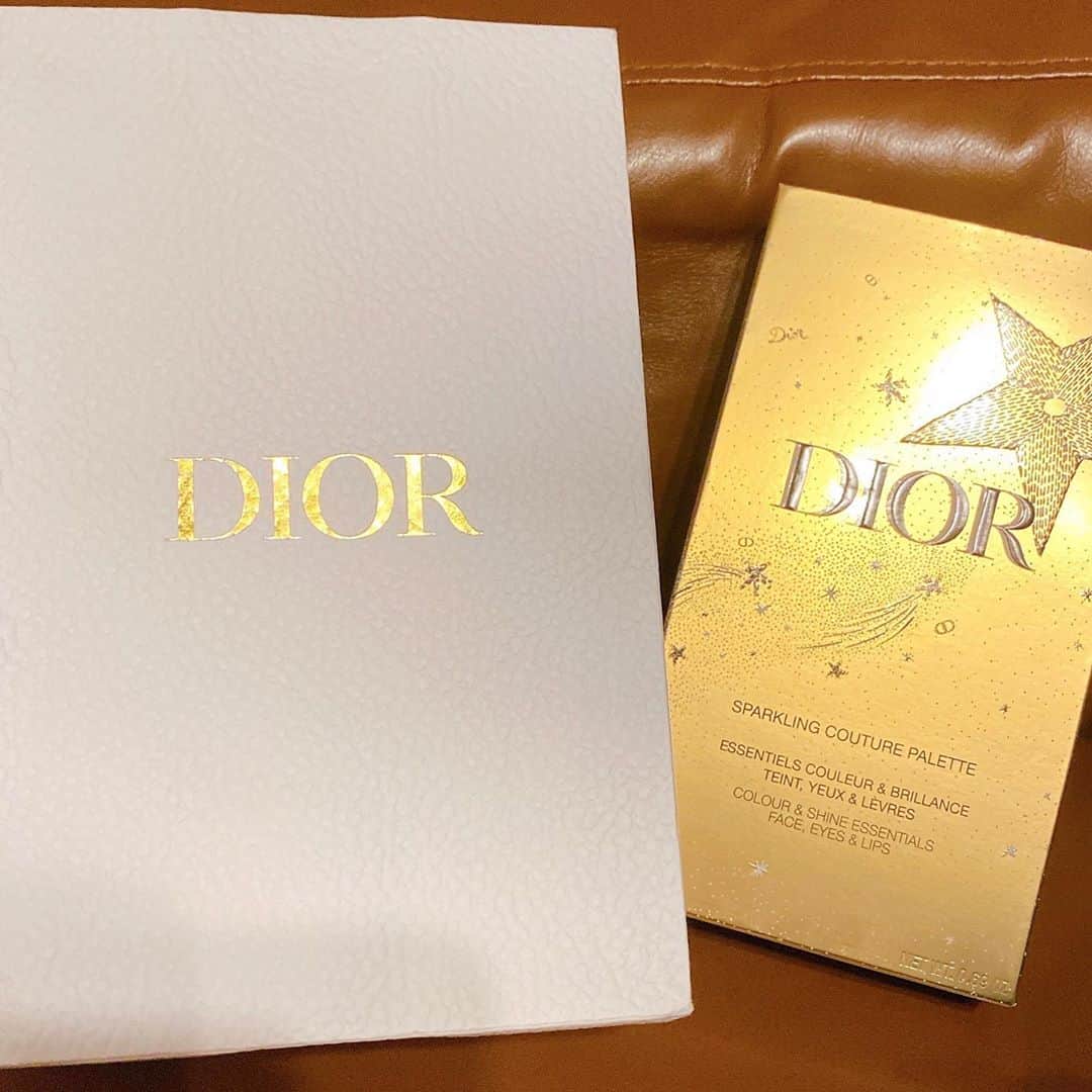 うららのインスタグラム：「お誕生日プレゼントもらった💕  #dior #クリスマスコフレ #誕生日プレゼント #誕生日 #歌舞伎町 #歌舞伎町キャバ嬢 #歌舞伎 #キャバ嬢 #キャバクラ #キャバ #バースデイ #ディオール #ディオールコスメ #コスメ #コスメ好きさんと繋がりたい」