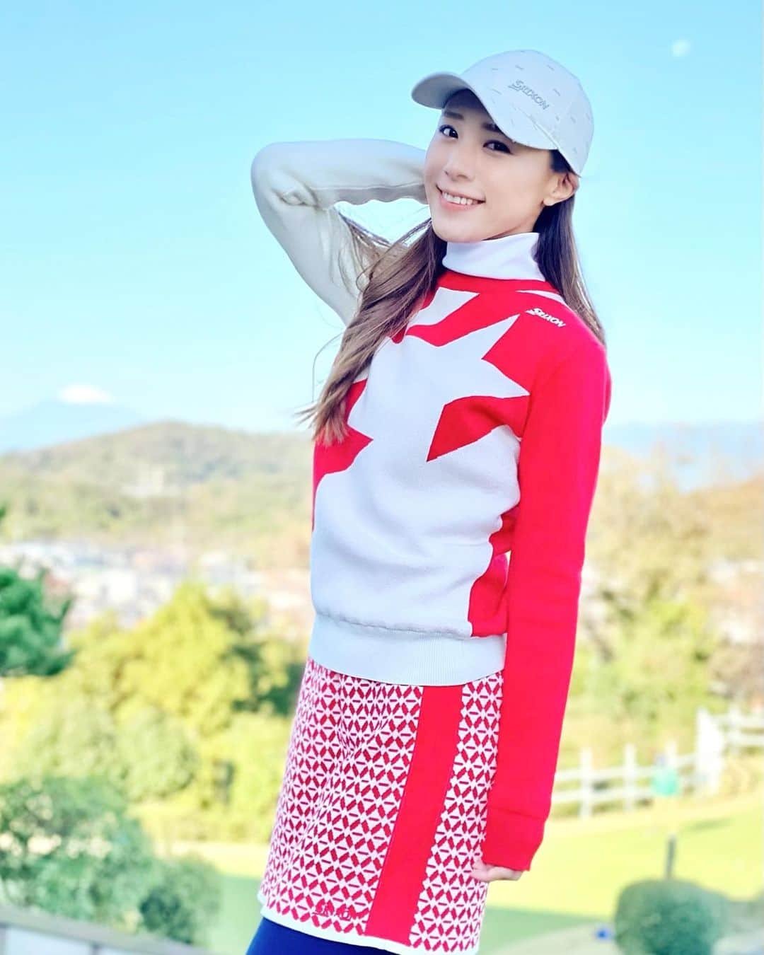 ひかりさんのインスタグラム写真 - (ひかりInstagram)「富士山をバックに🗻⛳️ いつも青のウェアが多いから赤いウェアも新鮮❣️ @srixonbydescente   #ゴルフ場#gtバーディーズ #ゴルフトゥデイバーディーズ #gtバーディーズカップカップ#ゴルフ女子#golftoday #ゴルフ#golf#ゴルフトゥデイ#スポーツ女子#japanesegirl #ゴルフ日和#golfwear #スリクソン#srixon#japan」11月8日 16時08分 - piiiiiii_k